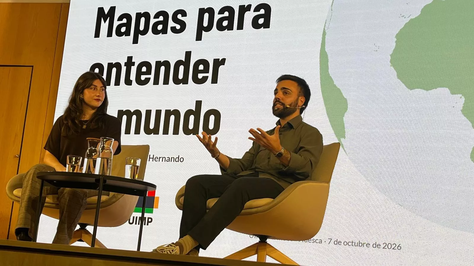 Clara Hernando y Álvaro Medina, redactores de El Orden Mundial, en su charla en Huesca. Foto Mercedes Manterola