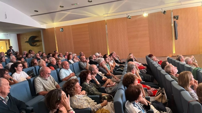 El público llenó el salón de actos de la Fundación Ibercaja. Foto Mercedes Manterola El público llenó el salón de actos de la Fundación Ibercaja. Foto Mercedes Manterola