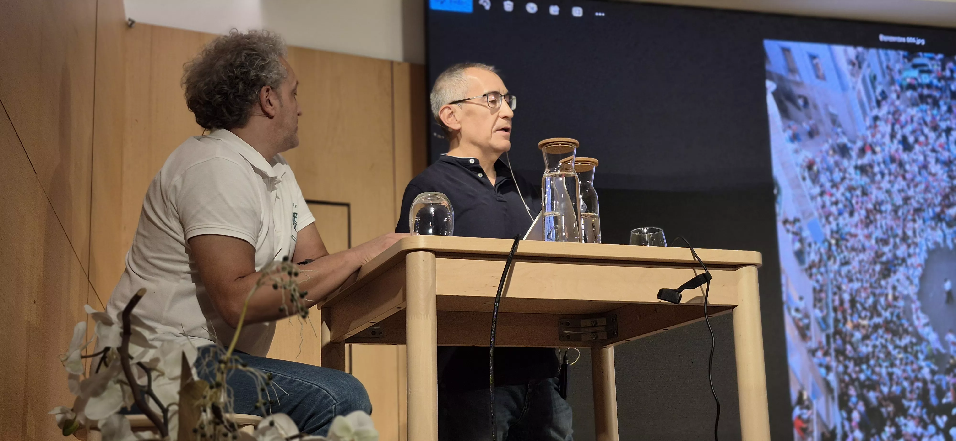 Darío Bajá y Carlos Garcés, hablando sobre el libro de los Danzantes. Foto Myriam Martínez