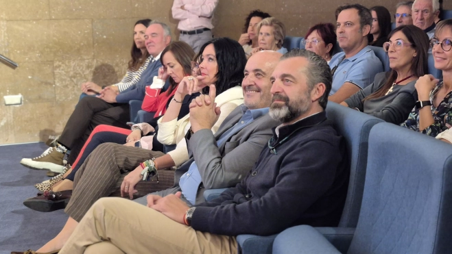 Autoridades y el presidente de la Agrupación de Danzantes, Jorge Escario. Foto Myriam Martínez