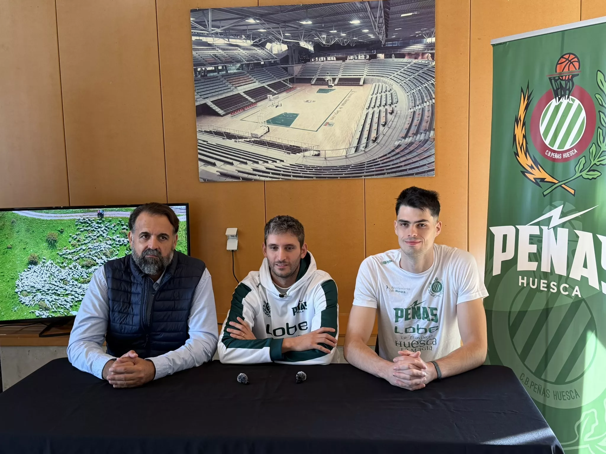 Ripoll, Fortes y Sánchez en la previa del partido de Lobe Huesca ante Clavijo. Foto: Adri Mora