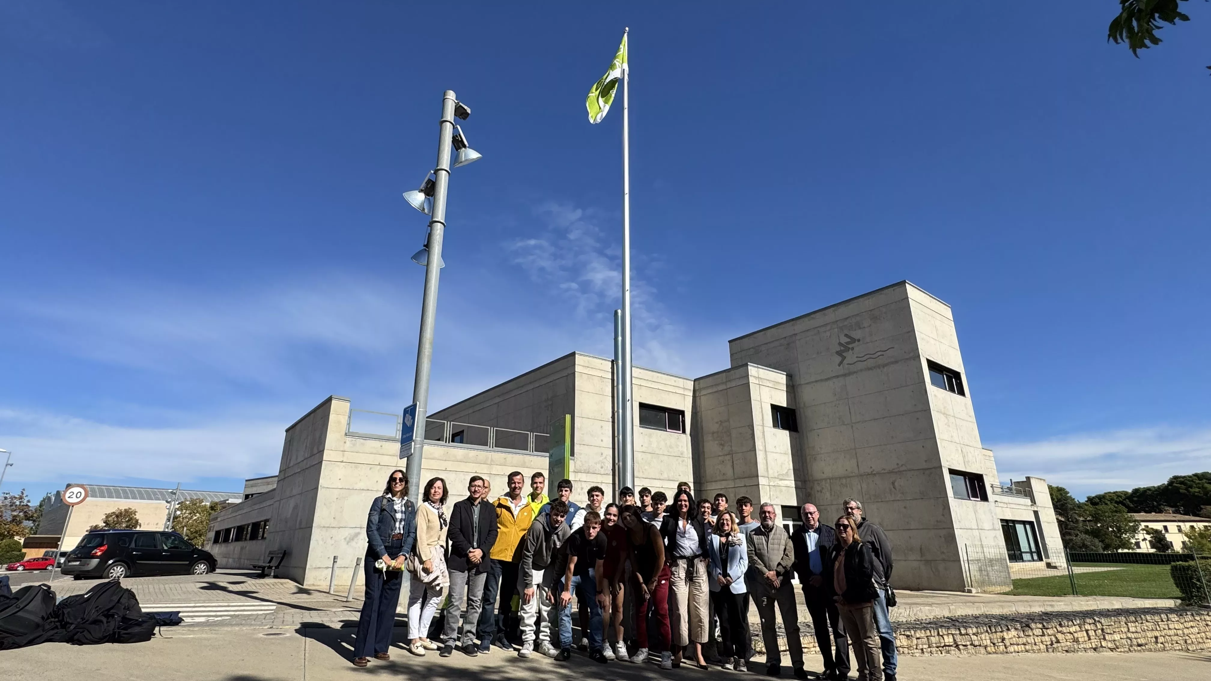 Grupo en el izado de la Green Flag