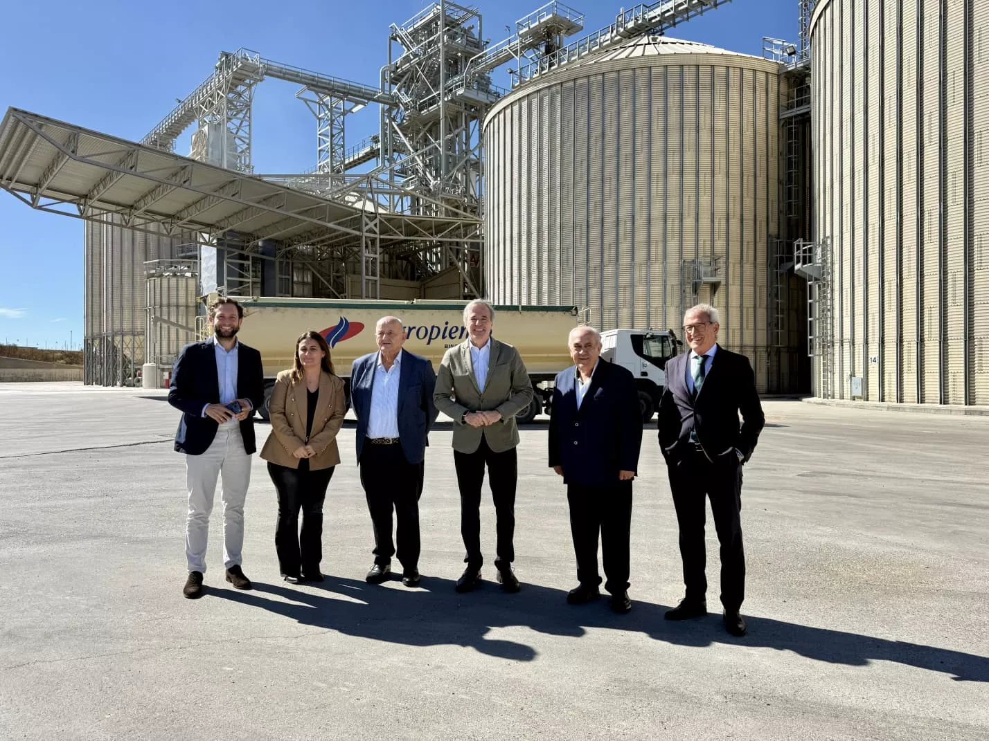 Isaac Claver y Jorge Azcón junto a José Luis Moret, Juan Salvatella y José María y Silvia Trave