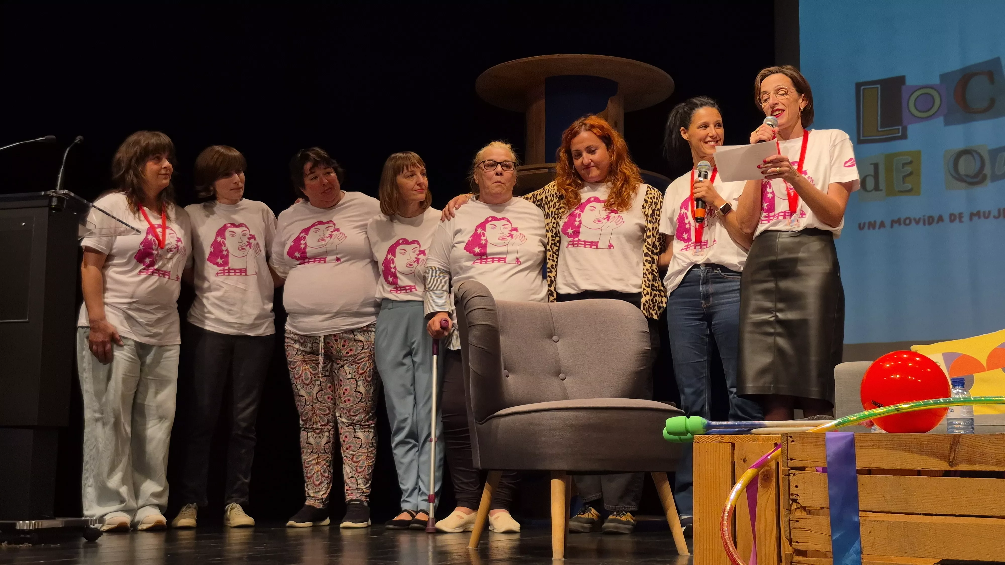 Equipo de "Locas de qué" con Tania Lamarca. Foto Myriam Martínez