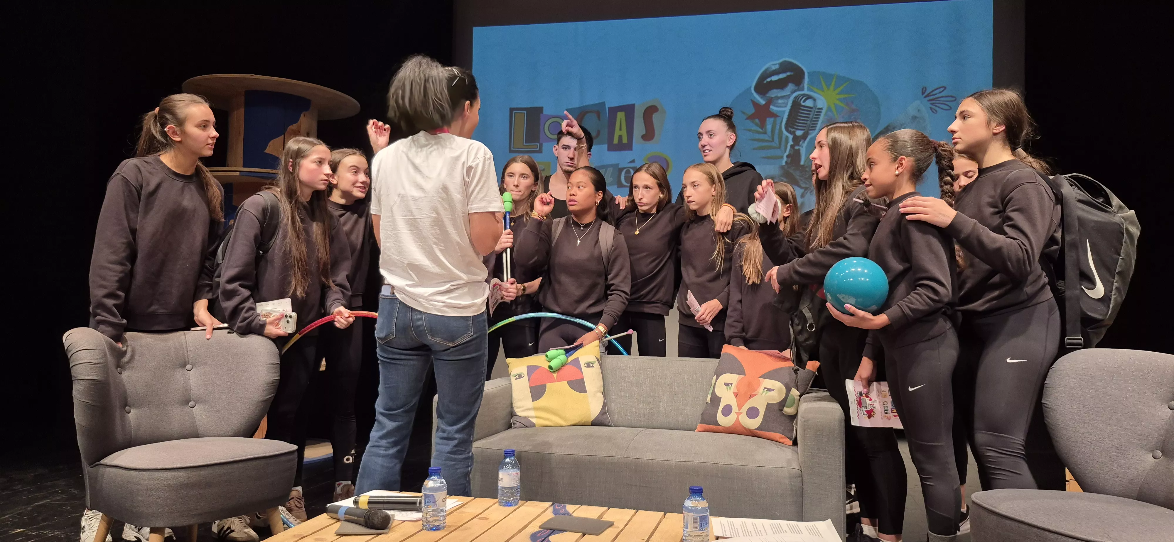Tania Lamarca con gimnastas del Club 90. Foto Myriam Martínez