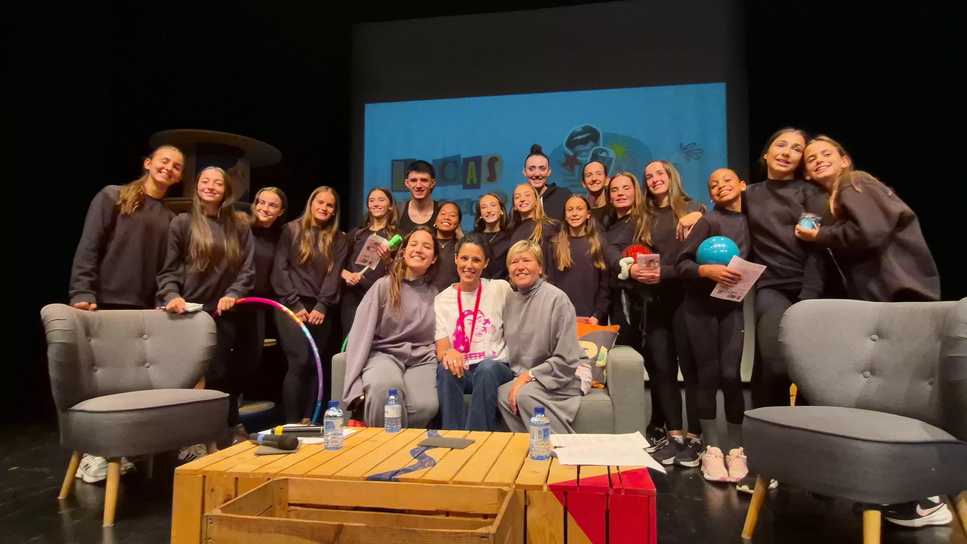 Tania Lamarca con gimnastas del Club 90. Foto Myriam Martínez