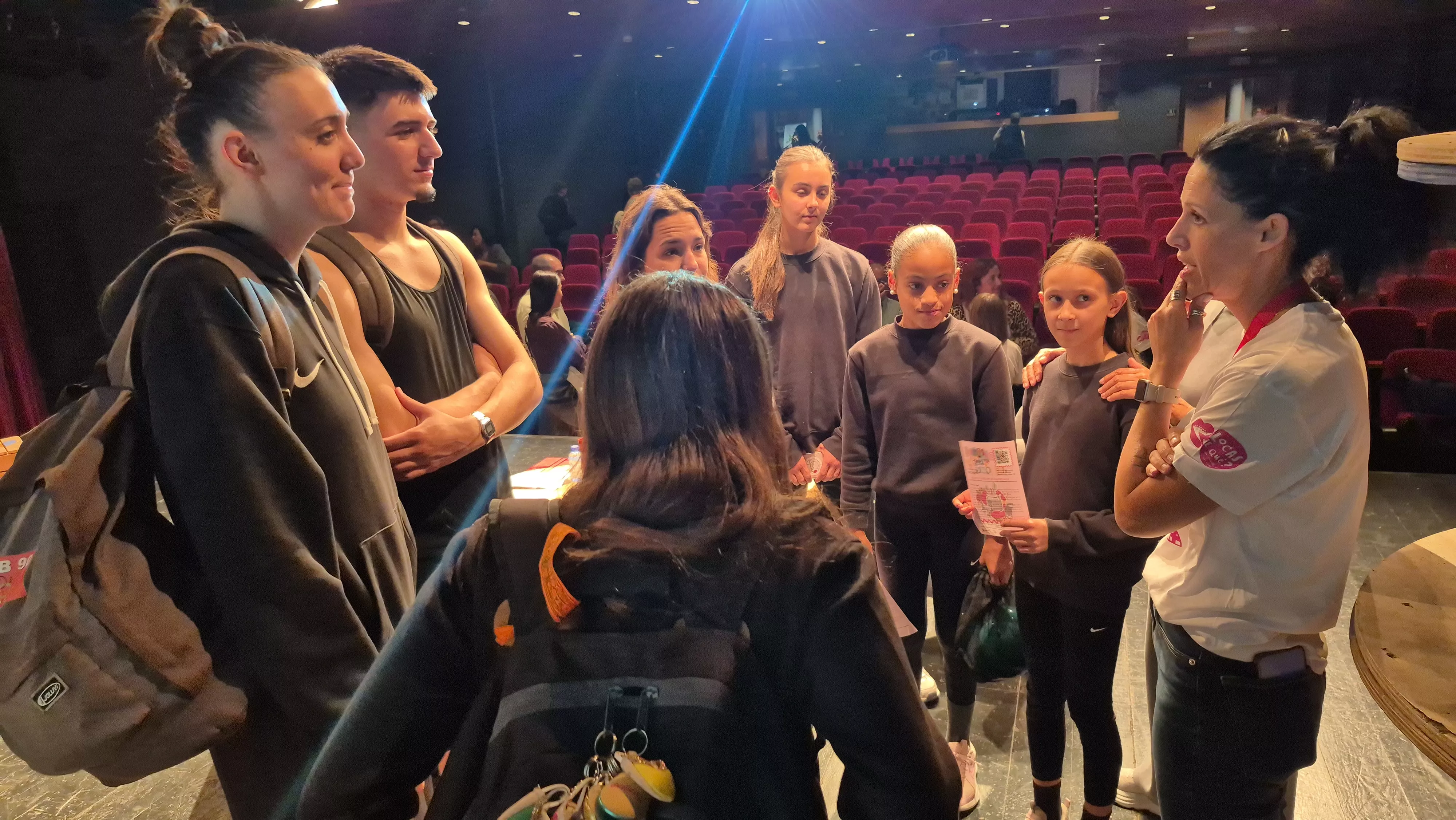 Tania Lamarca con gimnastas del Club 90. Foto Myriam Martínez