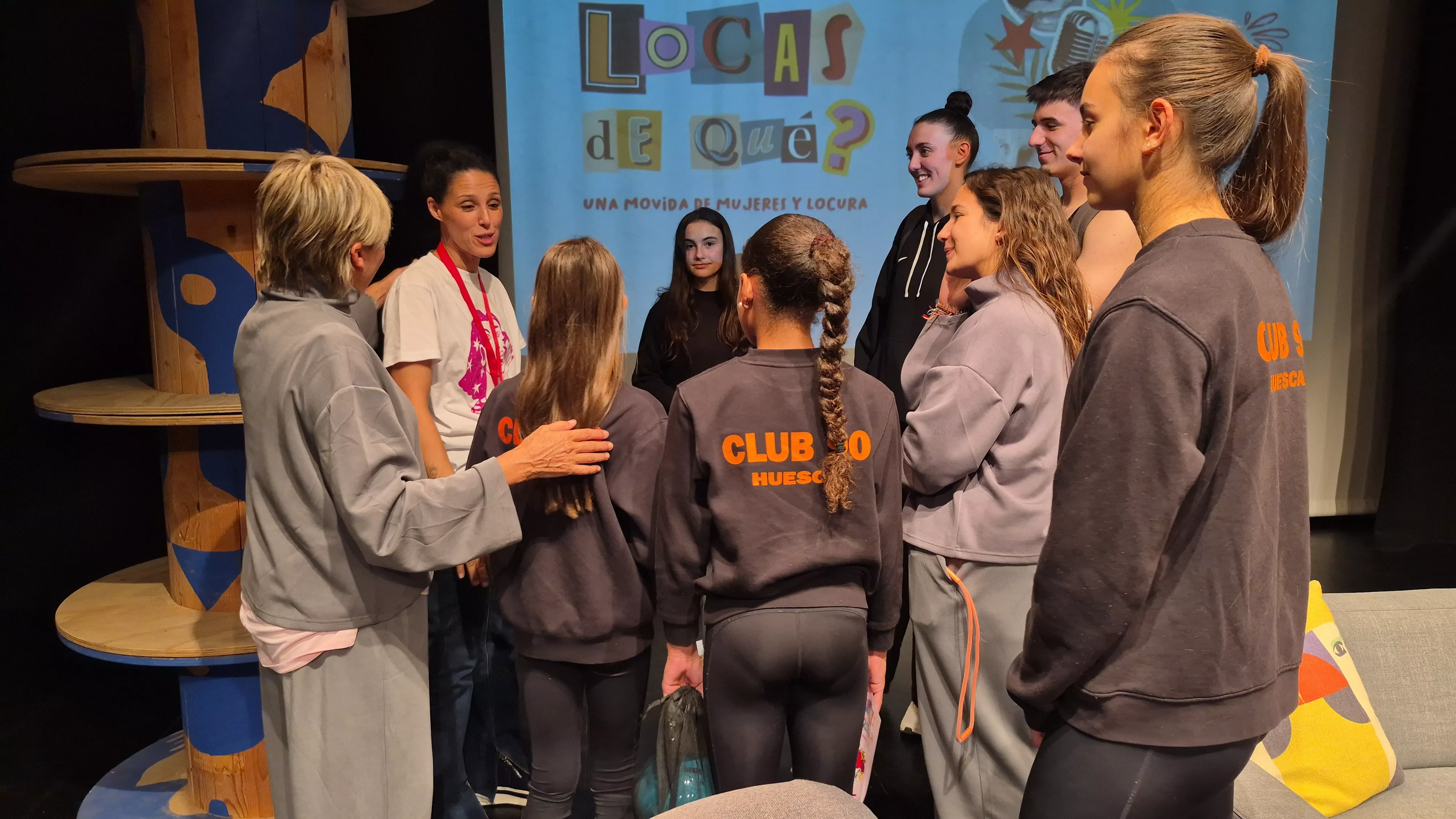 Tania Lamarca con gimnastas del Club 90. Foto Myriam Martínez