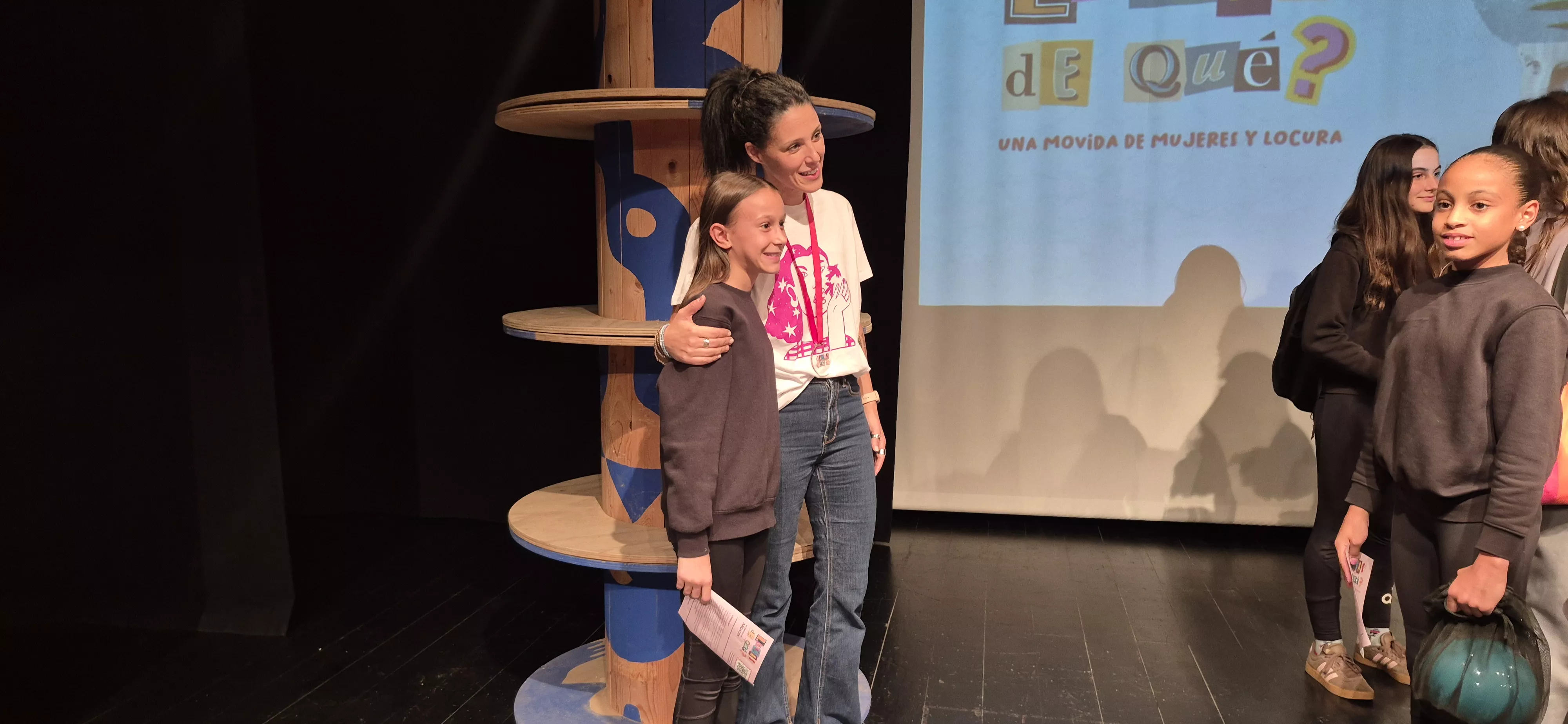 Tania Lamarca con gimnastas del Club 90. Foto Myriam Martínez