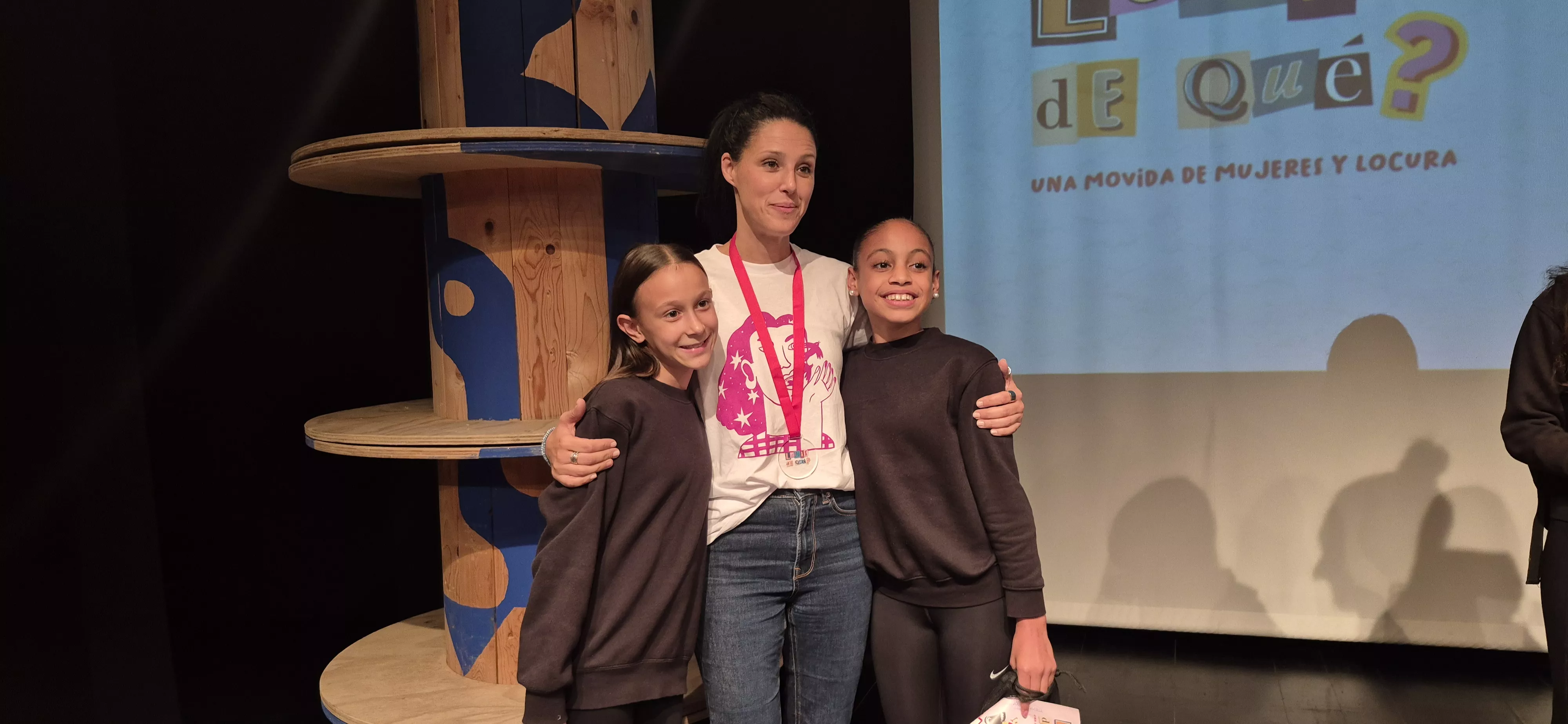 Tania Lamarca con gimnastas del Club 90. Foto Myriam Martínez