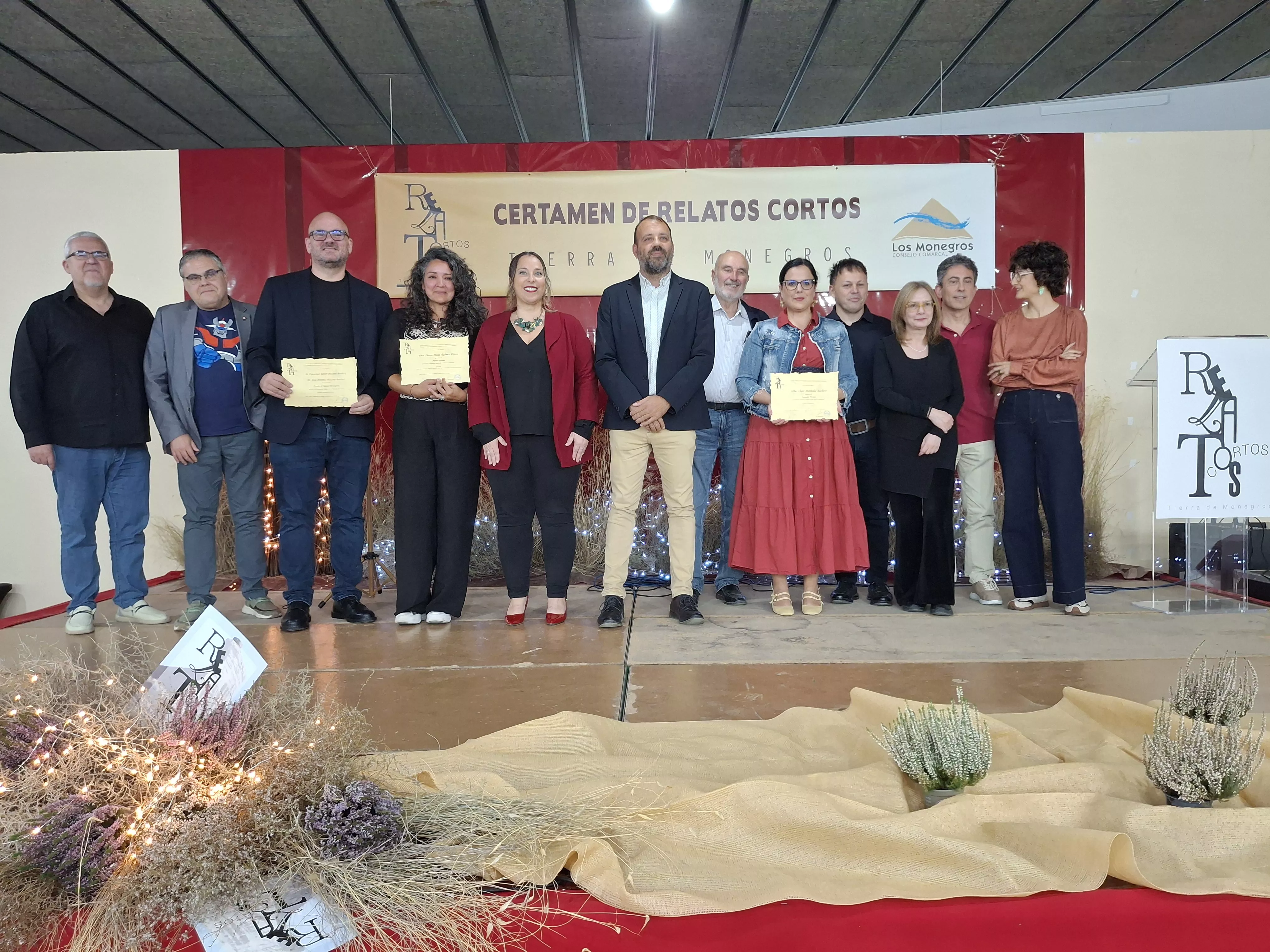 Ganadores y jurado del Certamen de  Relato Corto “Tierra de Monegros”, junto a autoridades.