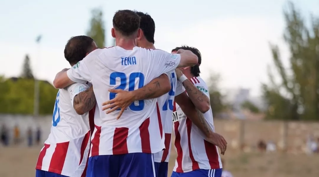 Jugadores del Barbastro se abrazan tras el gol contra el Utebo. Foto: Dani Vidal @fotomaniafut