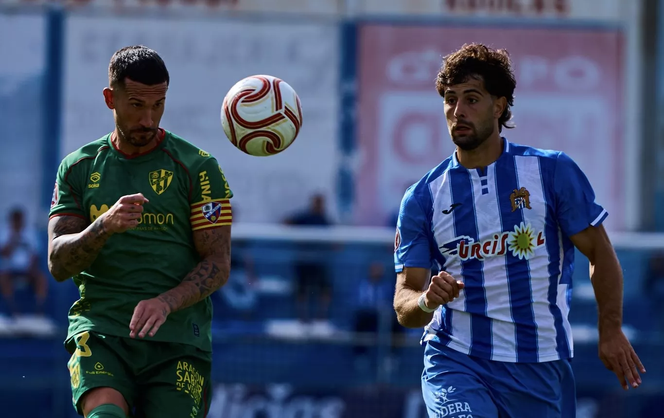 Sielva disputa un balón en el partido contra el Águilas. Abenza silencia a un flojo Huesca en el 94' para continuar con la maldición a domicilio (2-2)