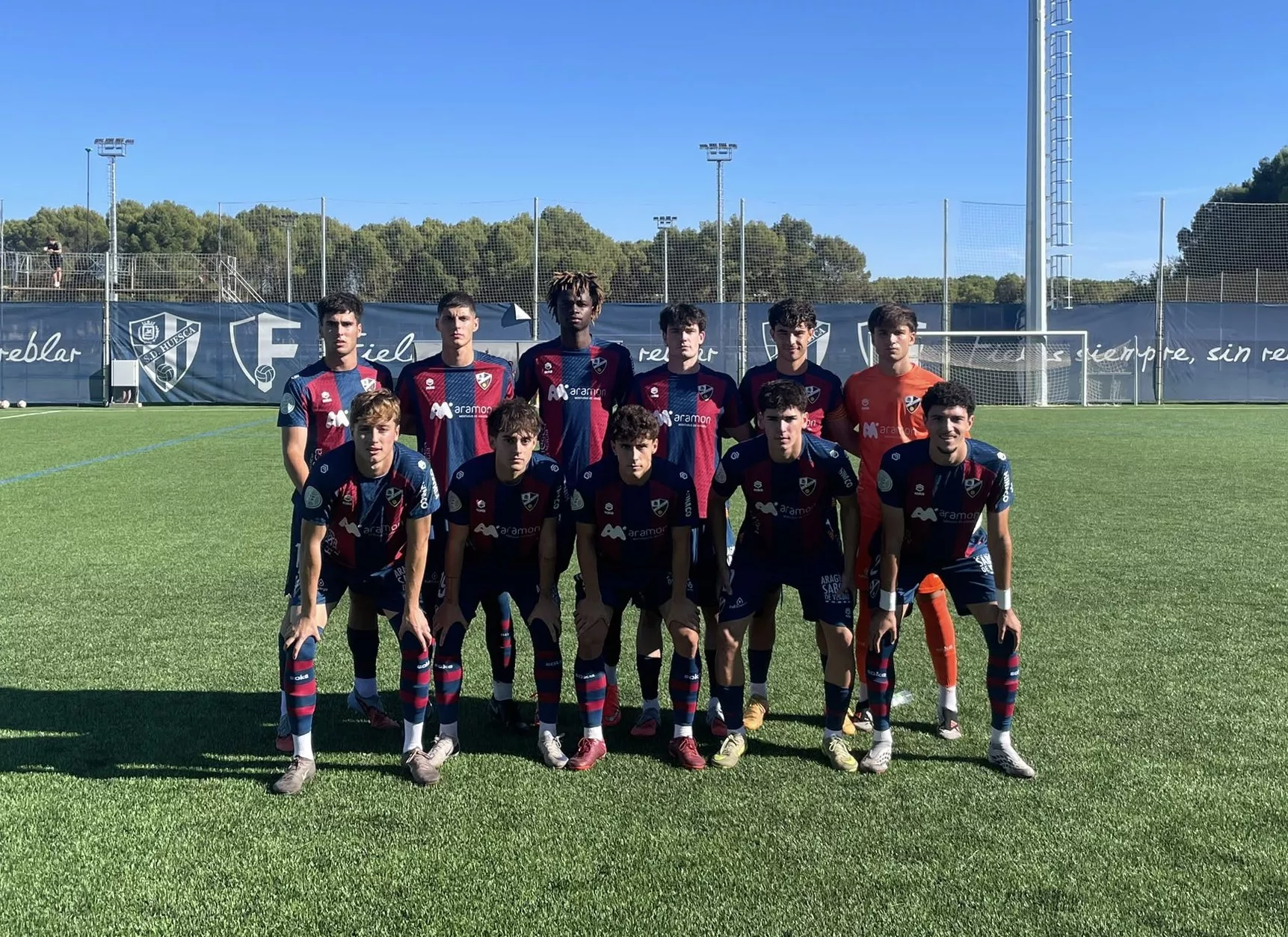 Once del Huesca B ante el Almudévar. Foto: SD Huesca Cantera