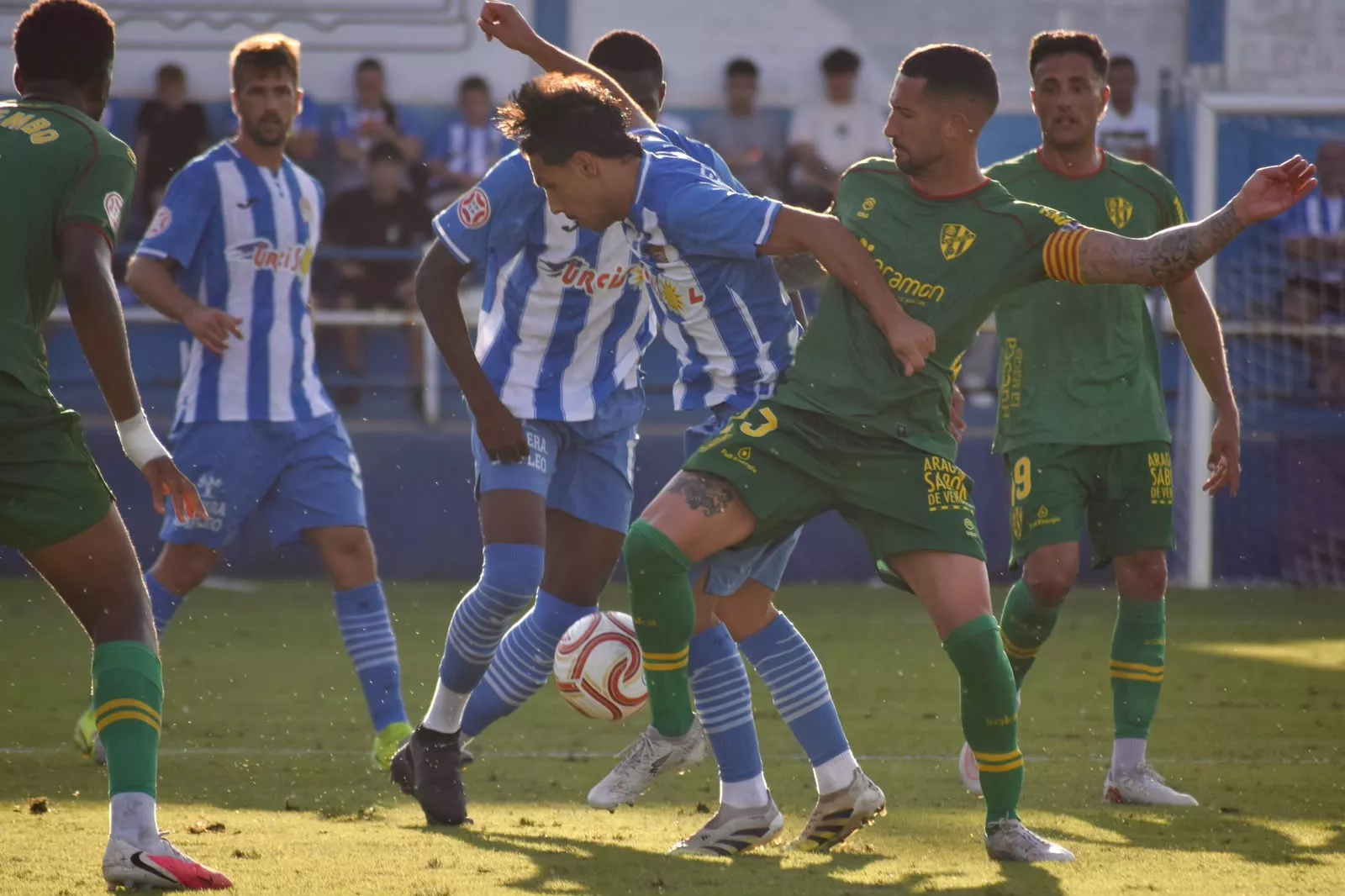 Sielva pelea un balón en el duelo del Huesca ante el Águilas. Foto: Águilas FC