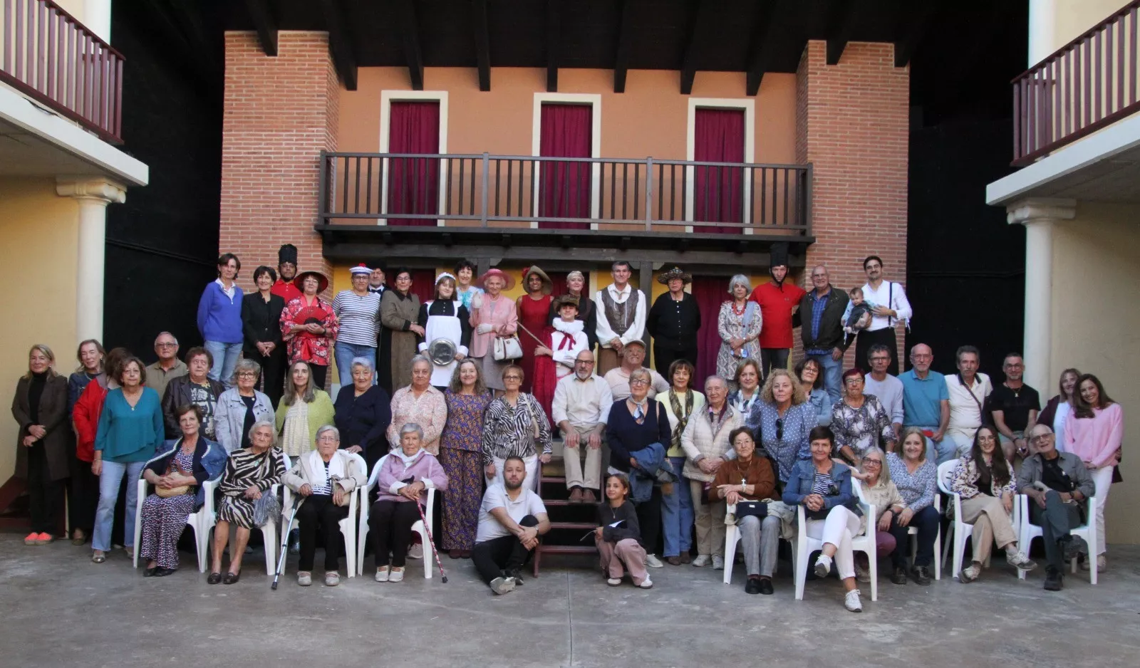 Multitudinario encuentro hispano francés de teatro en el Corral de Comedias de Robres. Foto Carlos Neofato