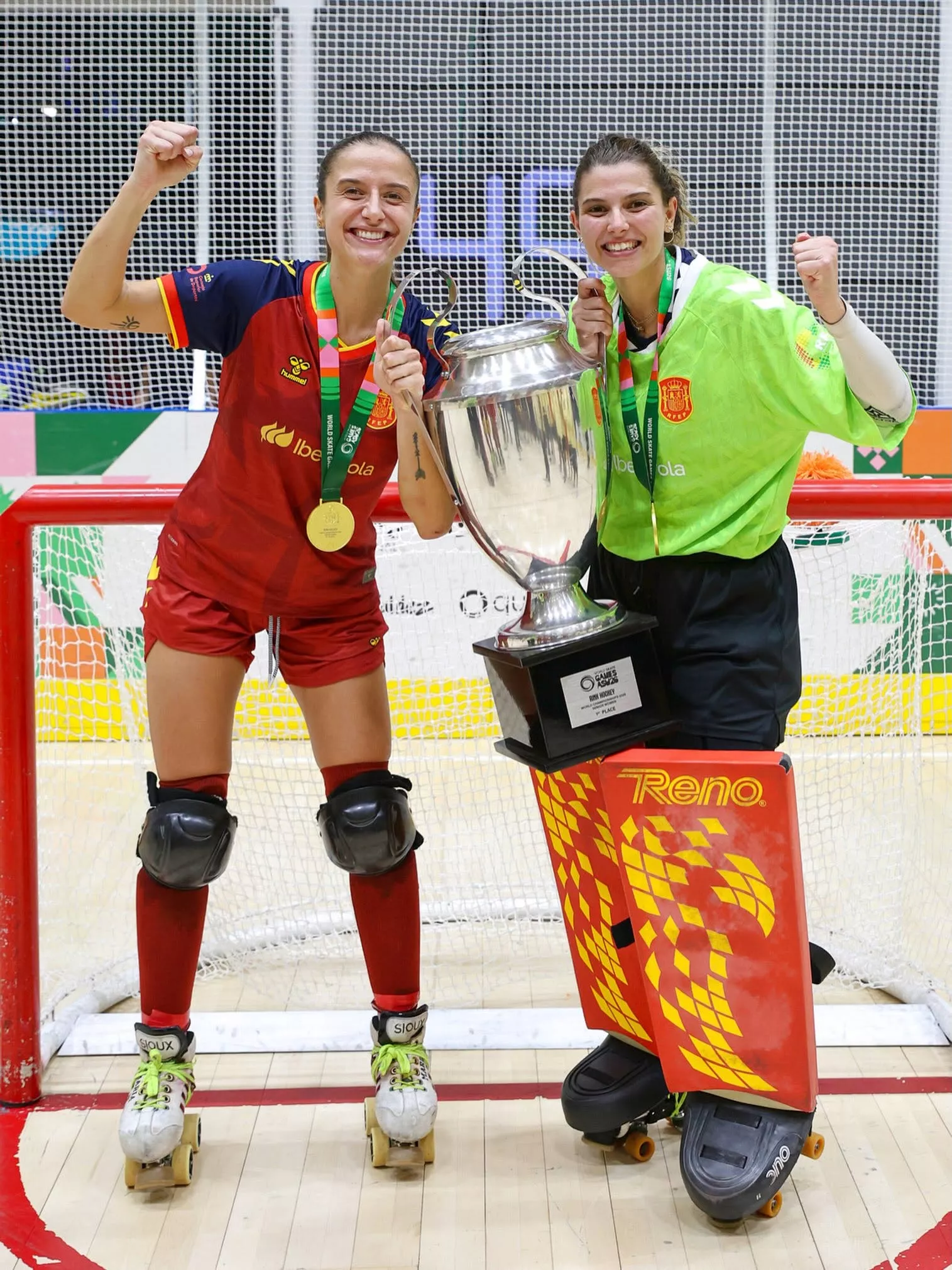 Anna Ferrer y María Sanjurjo, jugadoras del Esneca Fraga, con la copa del Mundo.