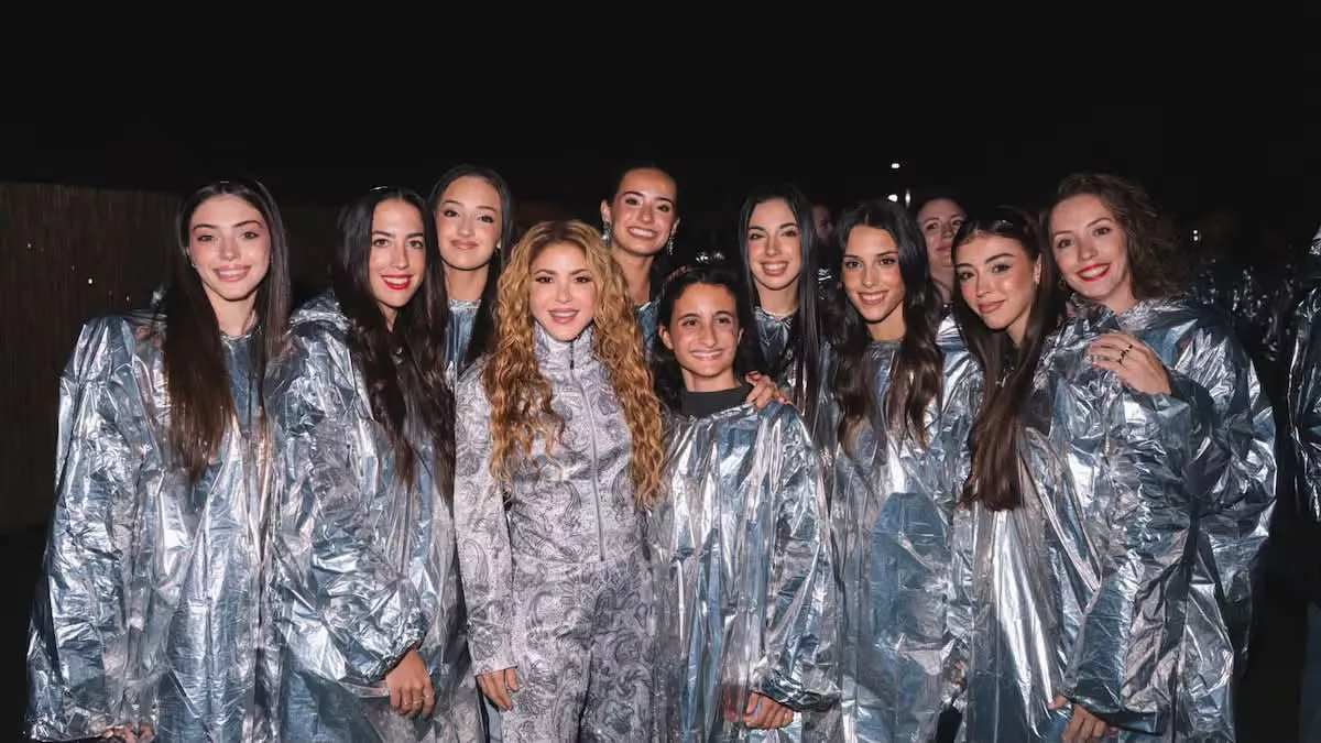 El equipo español -Inés Bergua tras Shakira- con la artista colombiana. Foto: RFEG