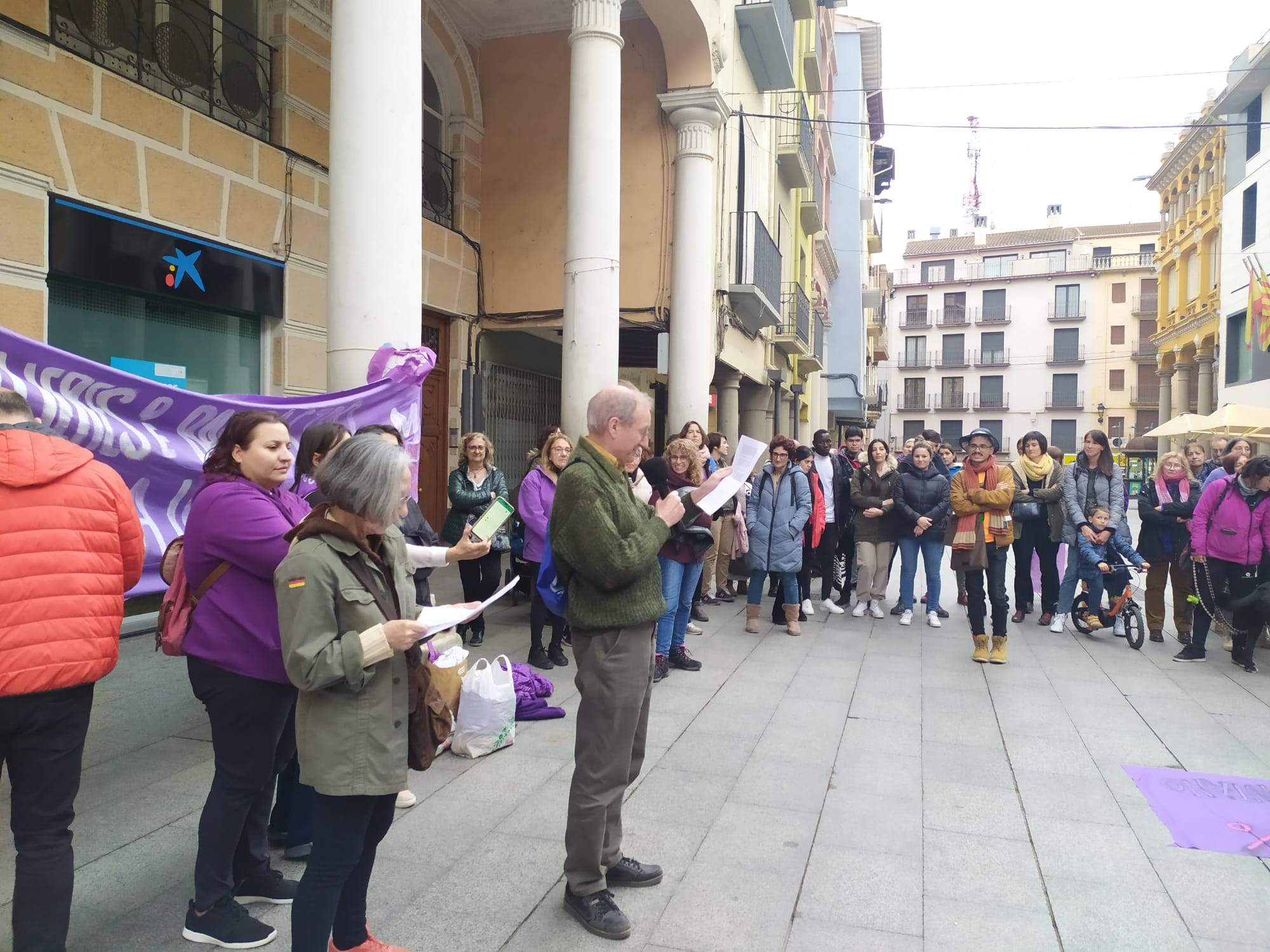 Lectura del manifiesto del 8M del Colectivo Feminista del Somontano.