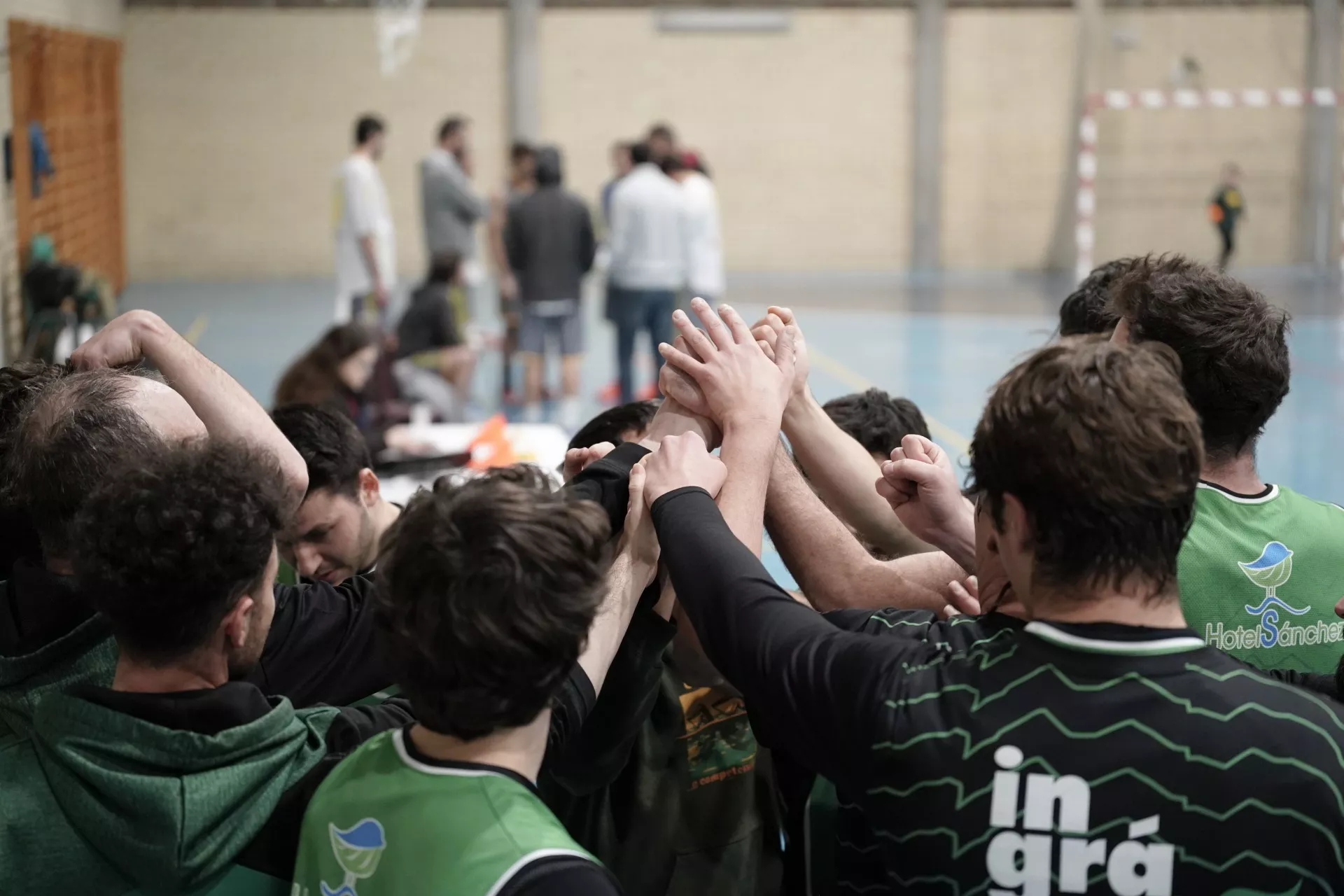 El equipo se ha reforzado para lograr sus objetivos. El equipo se ha reforzado para lograr sus objetivos.