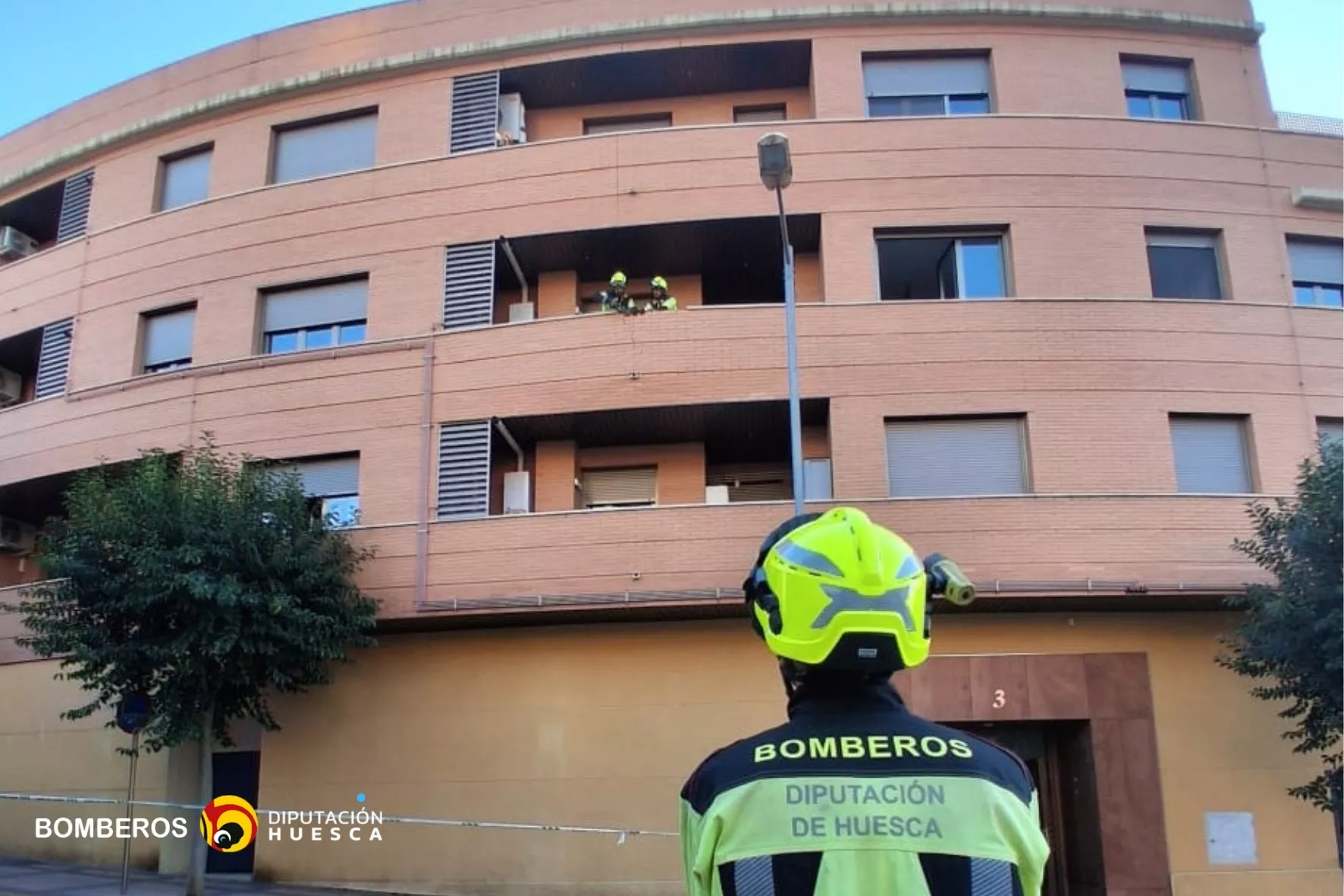 Los bomberos retiran los ladrillos de un balcón con riesgo de caída en Barbastro.