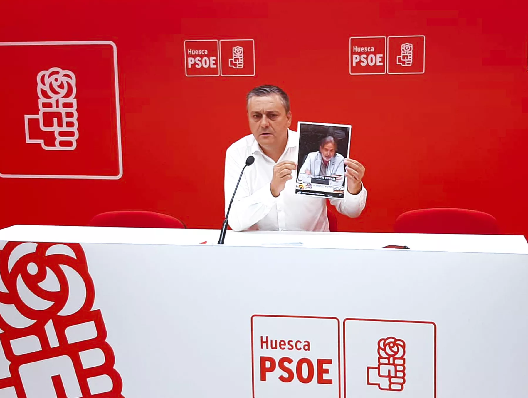 Fernando Sabés durante la rueda de prensa en la sede del PSOE.