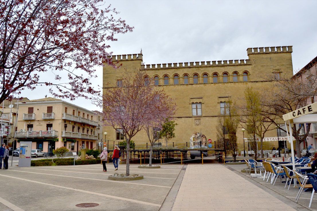 Plaza de Ayerbe, localidad en la que comienza el proceso participativo de Adesho.