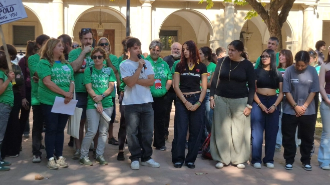 Alumnado respaldando a su profesor. Foto Myriam Martínez