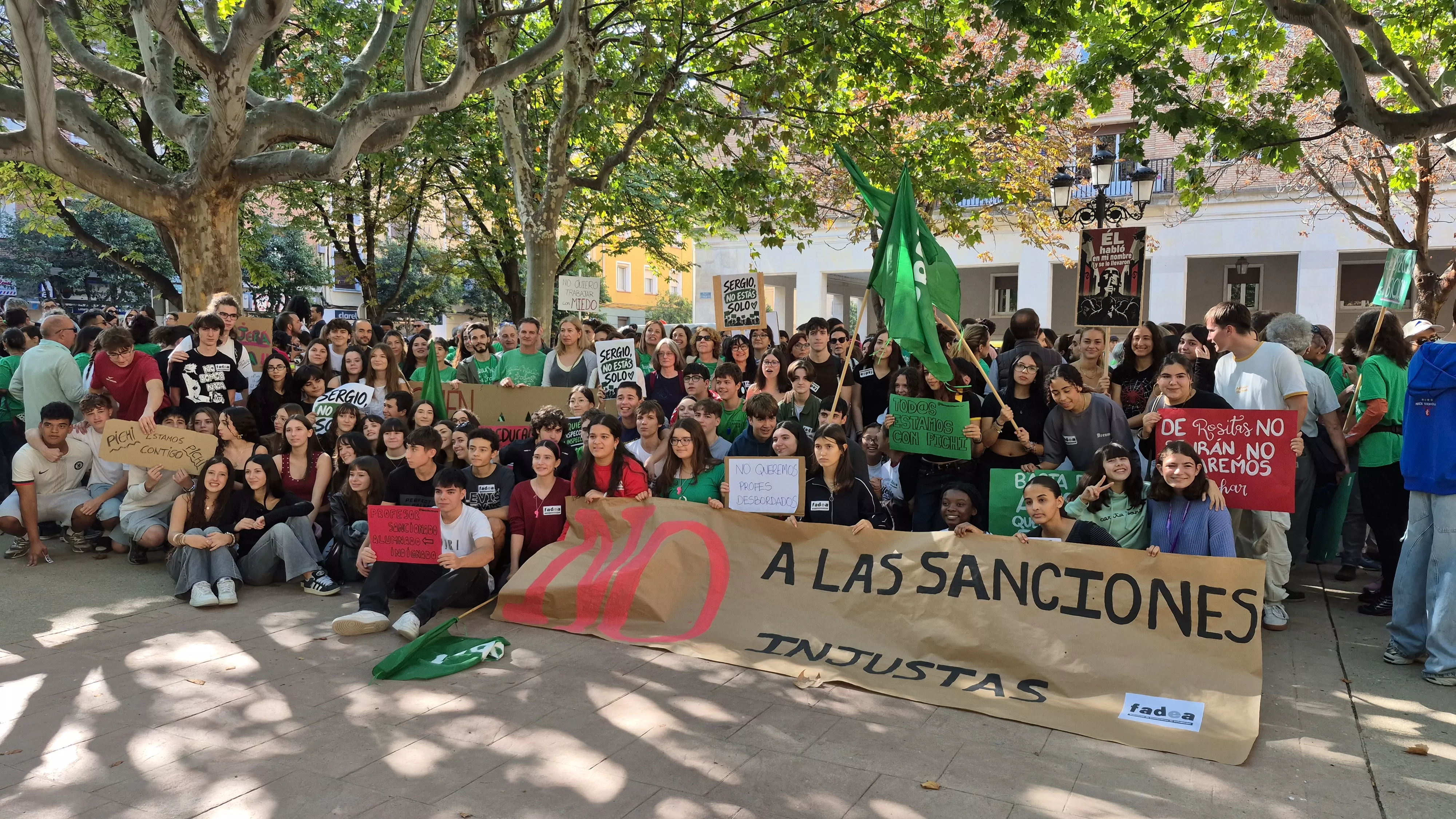 Parte del alumnado ha posado al final de la concentración. Foto Myriam Martínez
