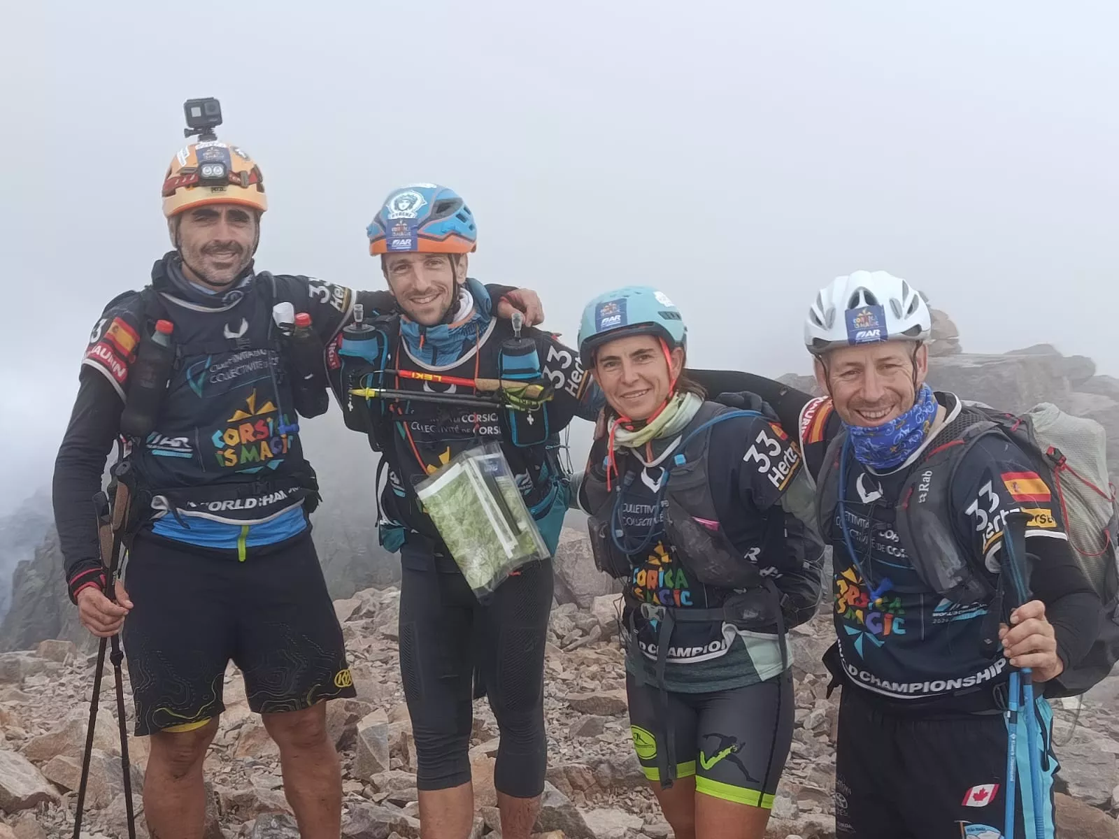 El equipo en la cima del Monte Cinto