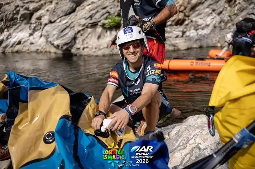 Preparando los packraft para la sección de aguas bravas
