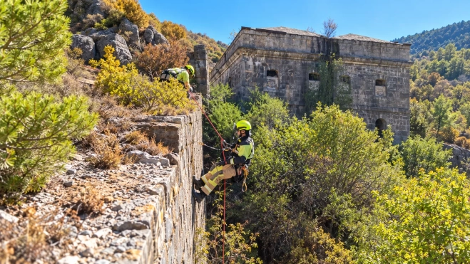 Prácticas de rescate vertical en ruinas montañosas de bomberos de la DPH. Prácticas de rescate vertical en ruinas montañosas de bomberos de la DPH.