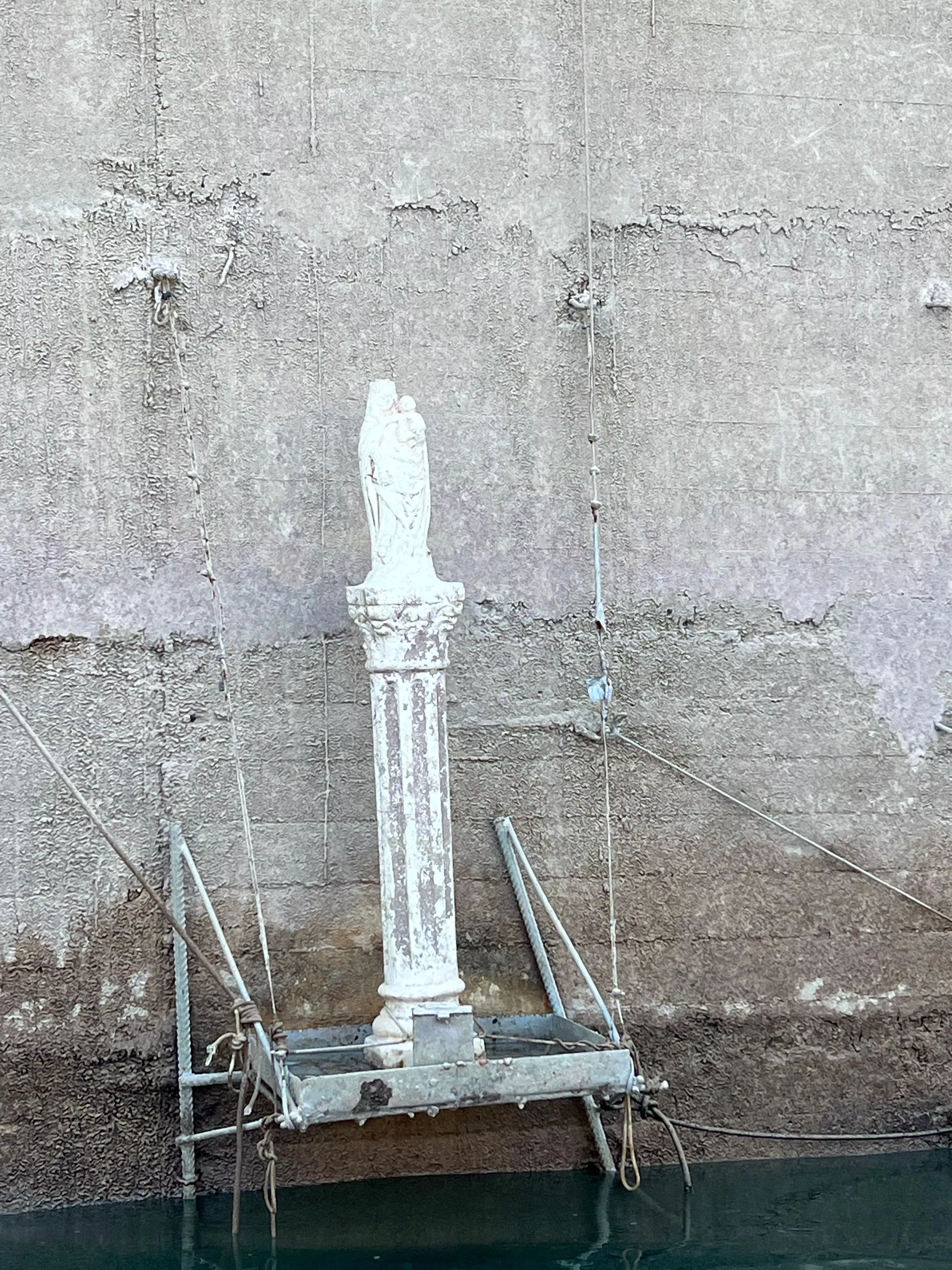 Ofrenda a la Virgen del Pilar en el embalse de El Grado.