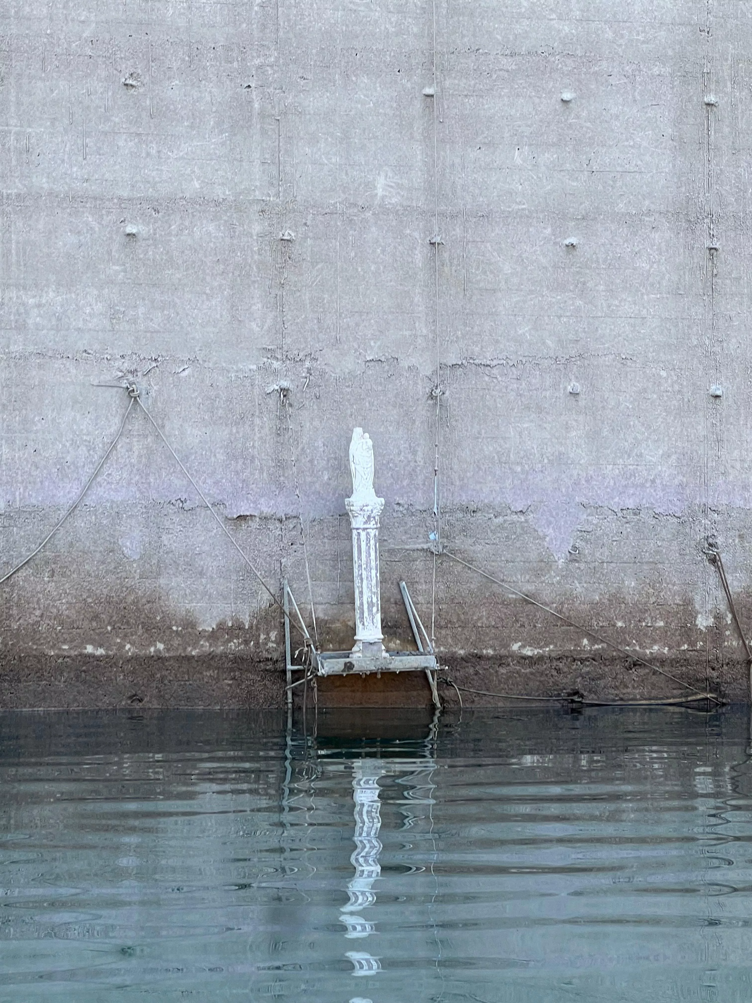 Ofrenda a la Virgen del Pilar en el embalse de El Grado.