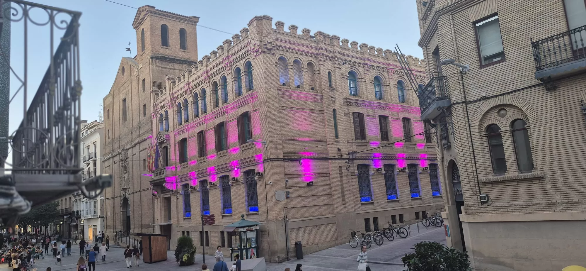 La Hoya de Huesca ha iluminado de rosa y azul su sede.