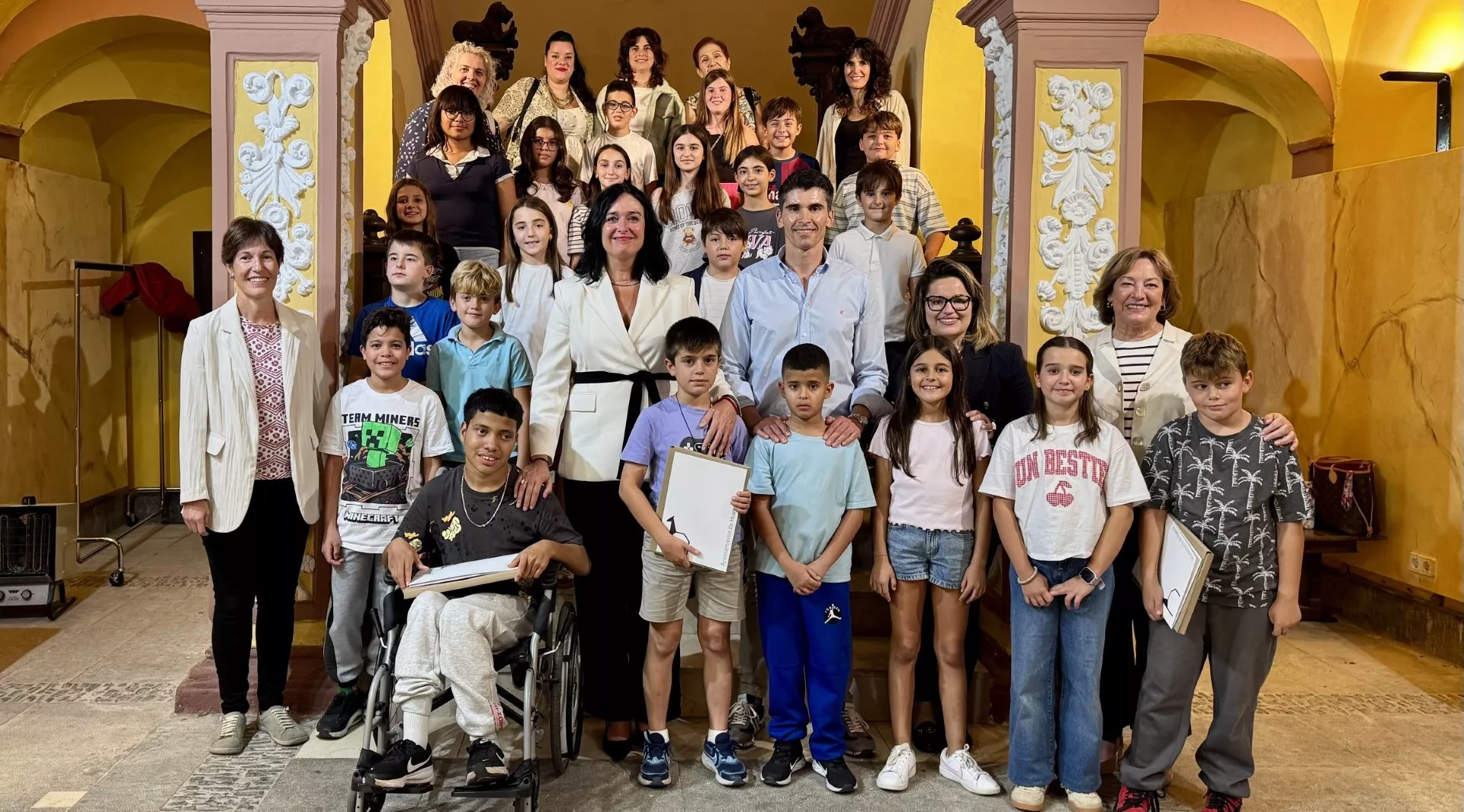 Nuevo Consejo de la Ciudad de las Niñas y los Niños con los representantes municipales, de la Universidad y el equipo coordinador.