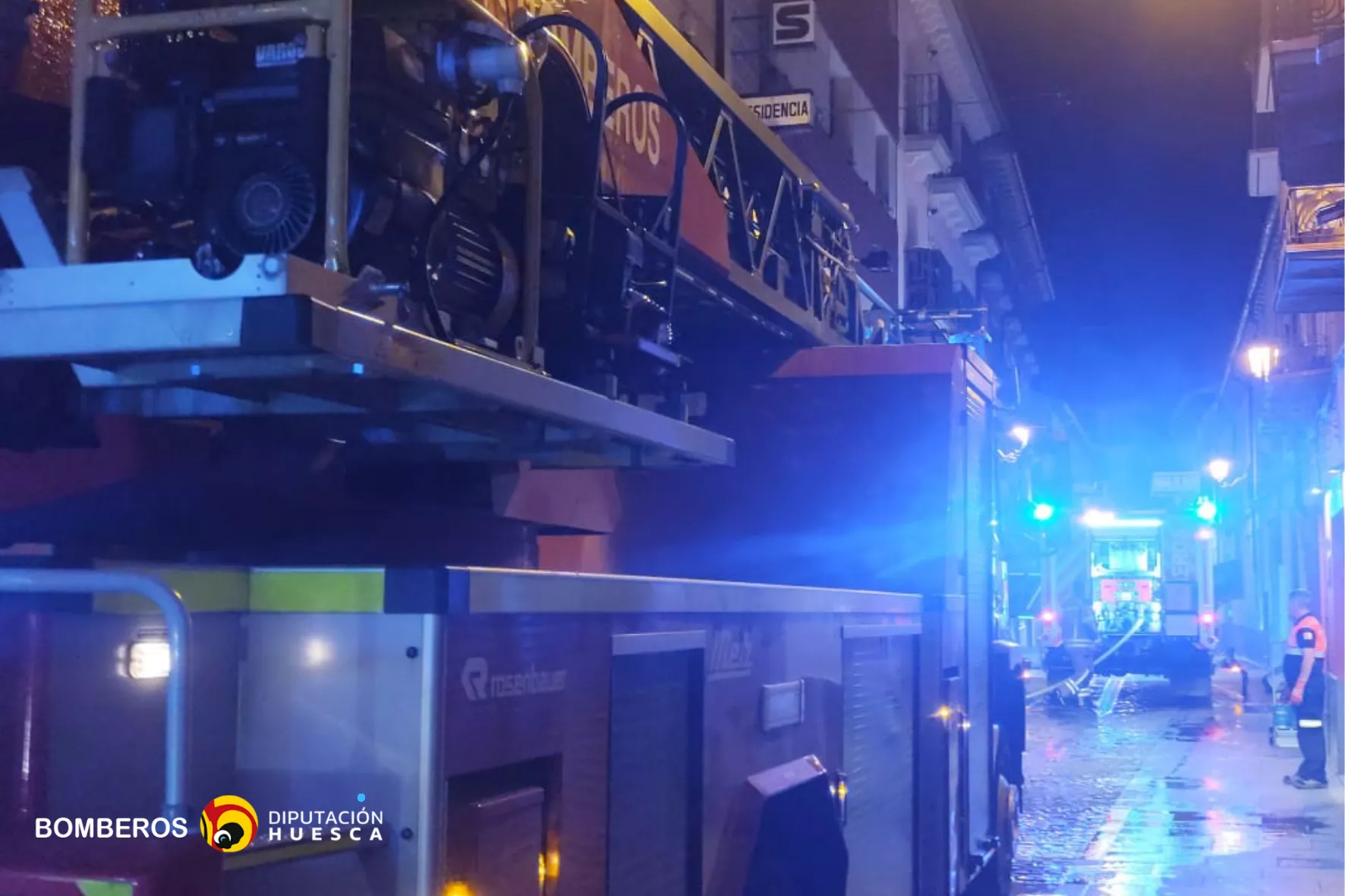 Un incendio en el sótano de un hotel de Jaca obliga a desalojar a vecinos y comercios.