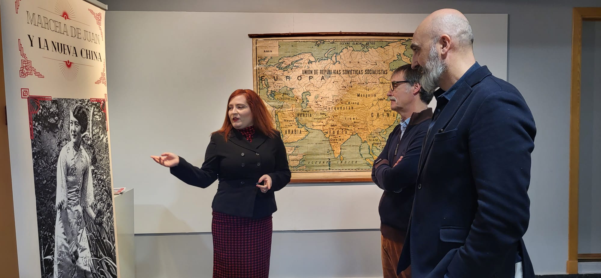 Marisa Peiró, Víctor Juan y Víctor Lucea en la inauguración de la exposición sobre Marcela de Juan.