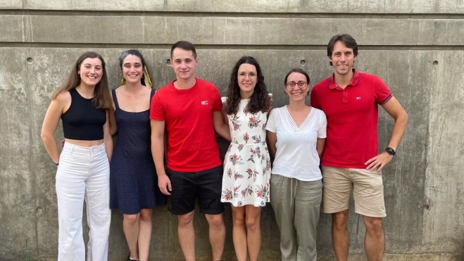 Rebeca, segunda por la derecha, con el resto de participantes en el proyecto del cáncer de ovario. Rebeca, segunda por la derecha, con el resto de participantes en el proyecto del cáncer de ovario.