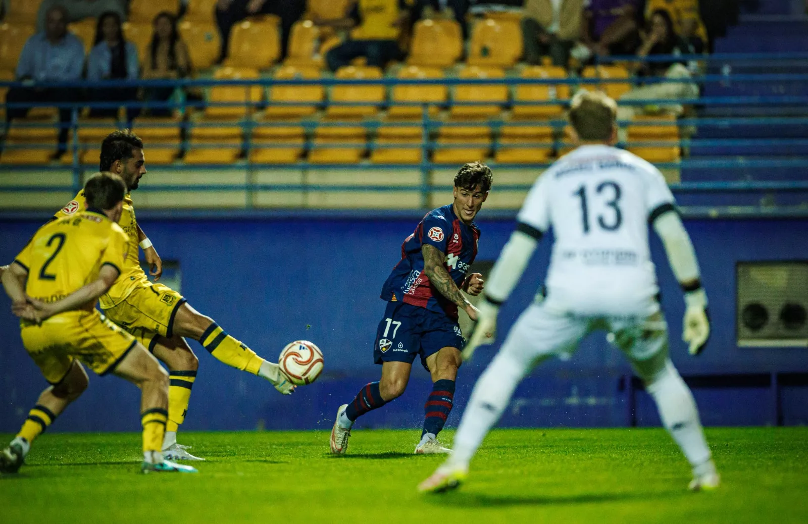 Collado, jugador del Huesca, busca el centro en el duelo ante el Alcorcón. Foto: SD Huesca