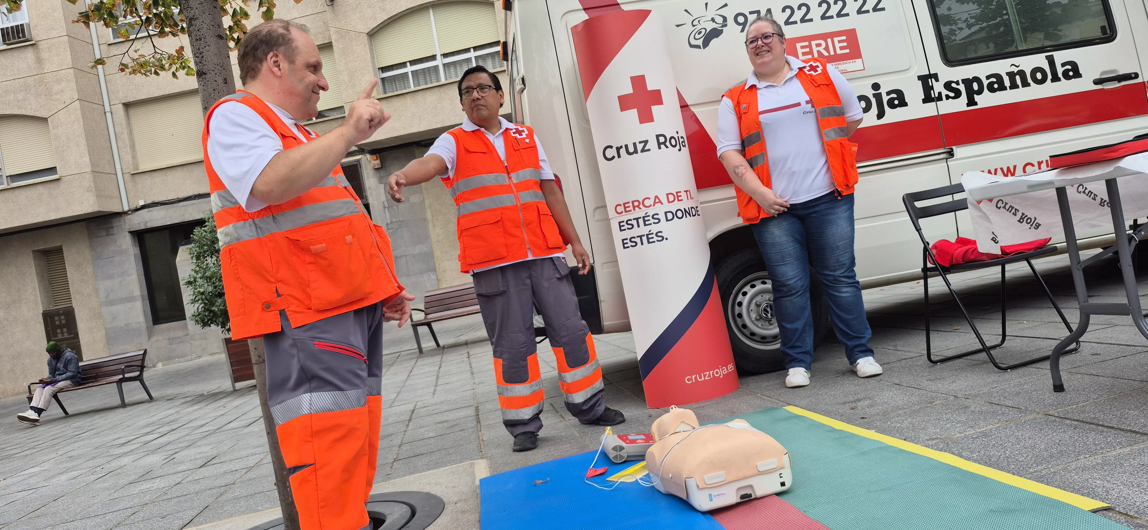 Cruz Roja enseña en Huesca cómo actuar ante una parada cardíaca y utilizar un desfibrilador. Foto Myriam Martínez