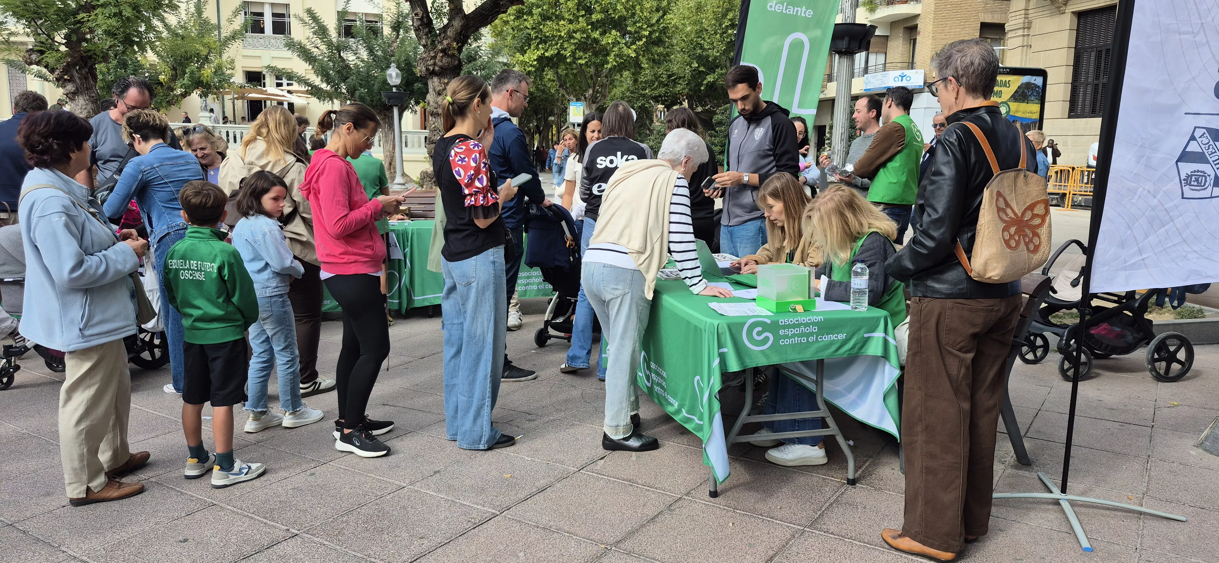 Retirada de camisetas para la carrera Huesca contra el cáncer 2026. Foto Myriam Martínez