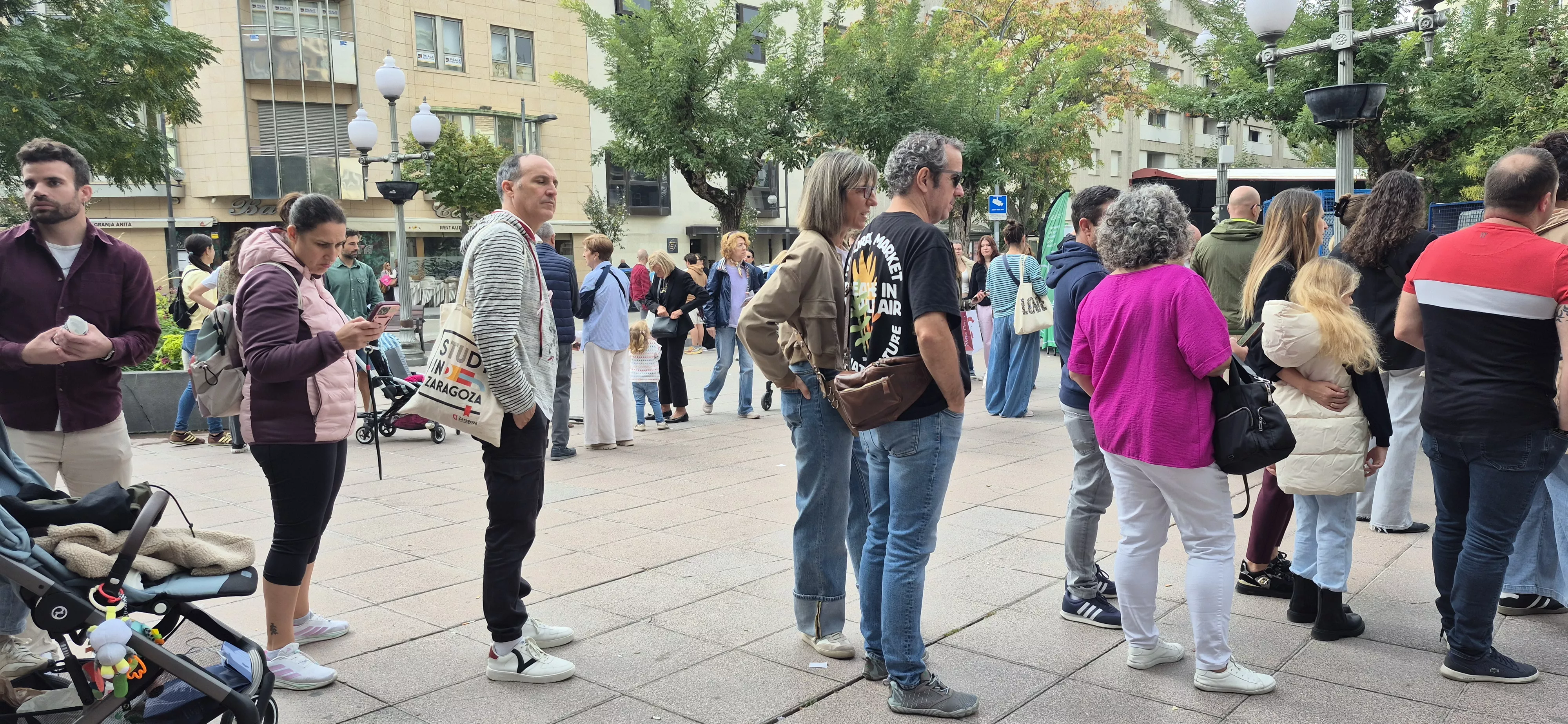 Retirada de camisetas para la carrera Huesca contra el cáncer 2026. Foto Myriam Martínez