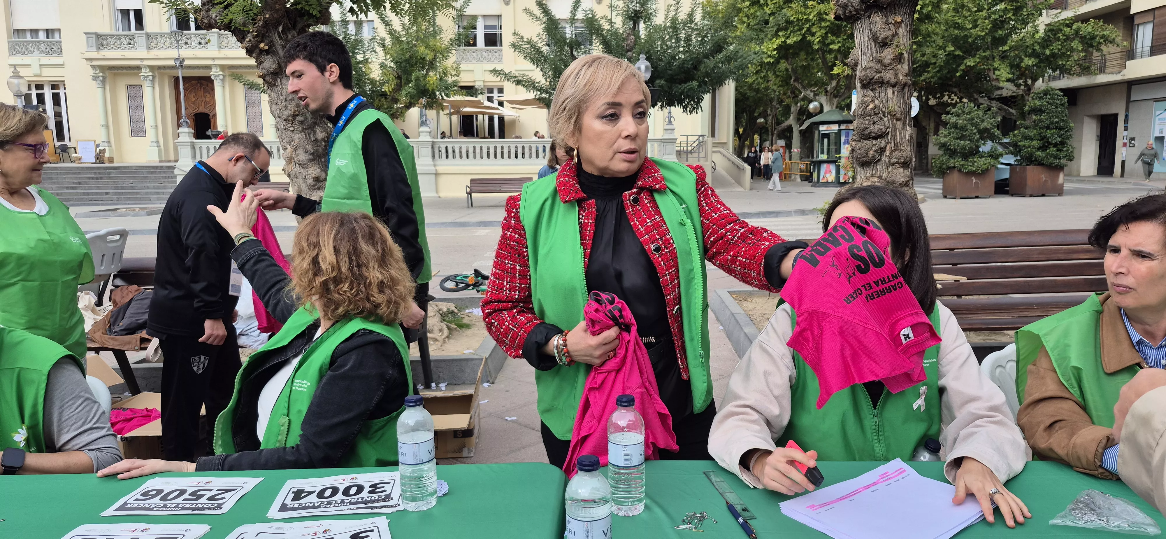 Retirada de camisetas para la carrera Huesca contra el cáncer 2026. Foto Myriam Martínez