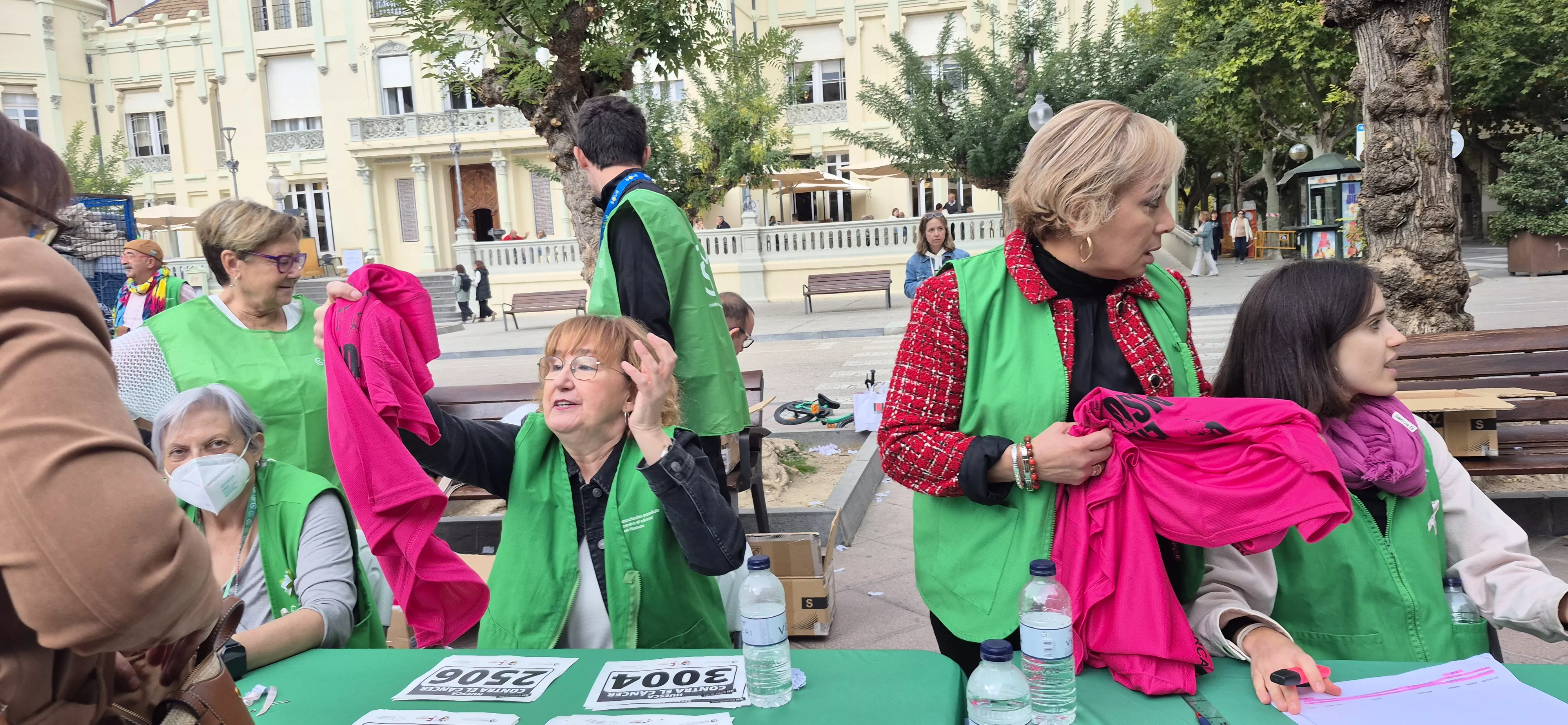 Retirada de camisetas para la carrera Huesca contra el cáncer 2026. Foto Myriam Martínez