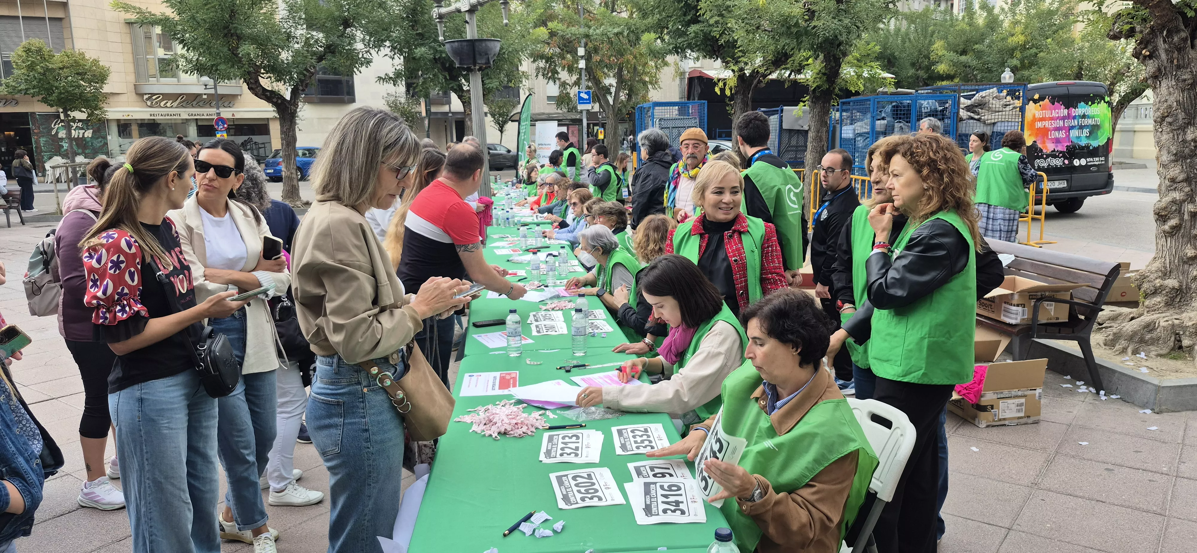 Retirada de camisetas para la carrera Huesca contra el cáncer 2026. Foto Myriam Martínez