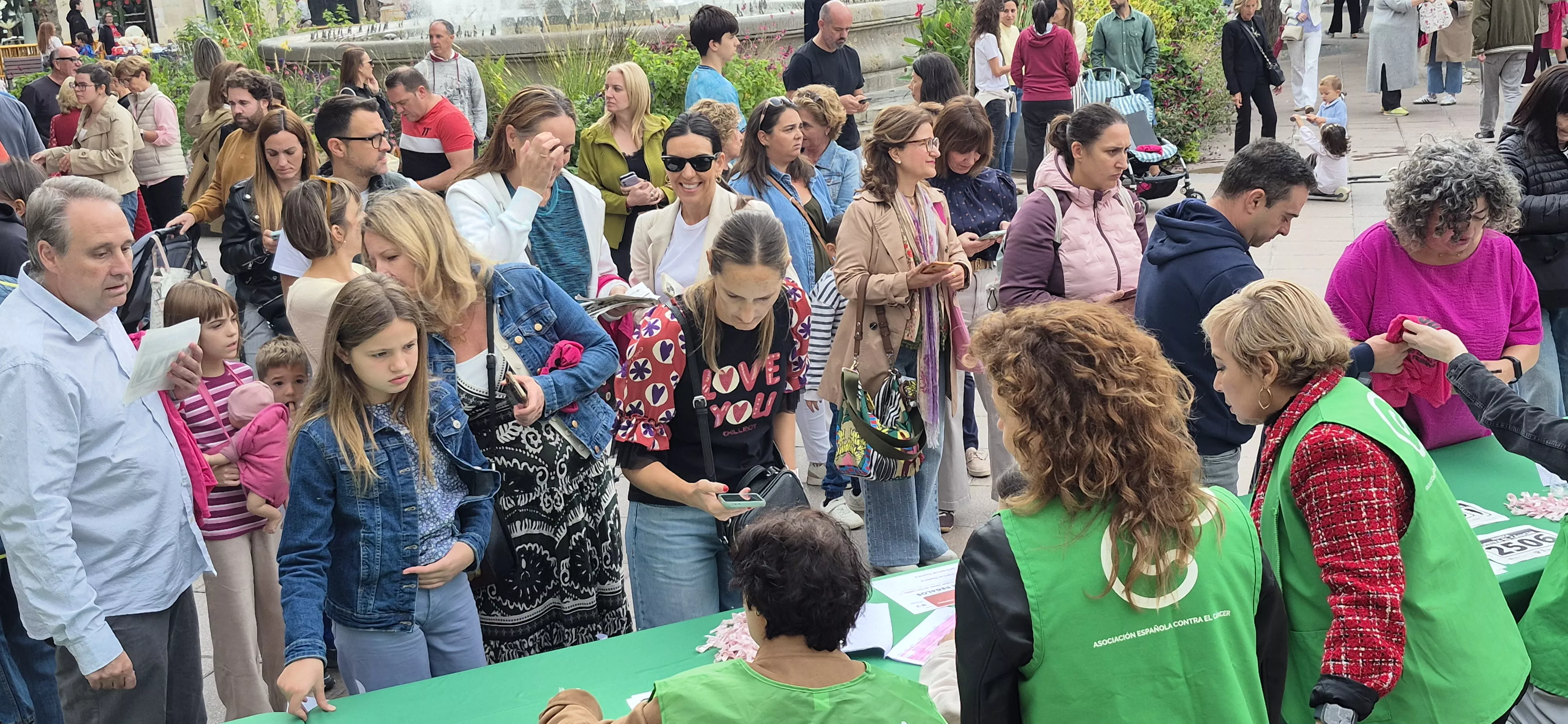 Retirada de camisetas para la carrera Huesca contra el cáncer 2026. Foto Myriam Martínez