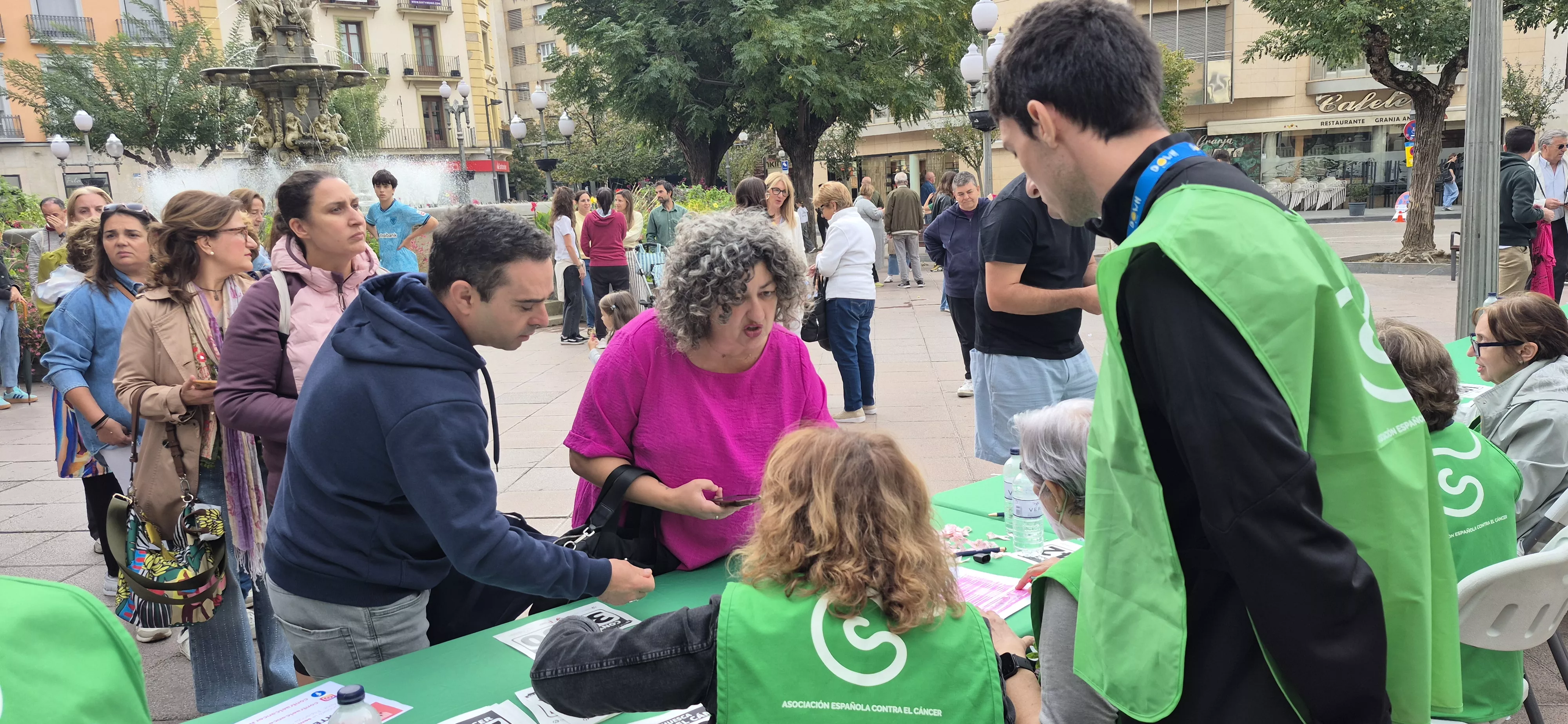 Retirada de camisetas para la carrera Huesca contra el cáncer 2026. Foto Myriam Martínez