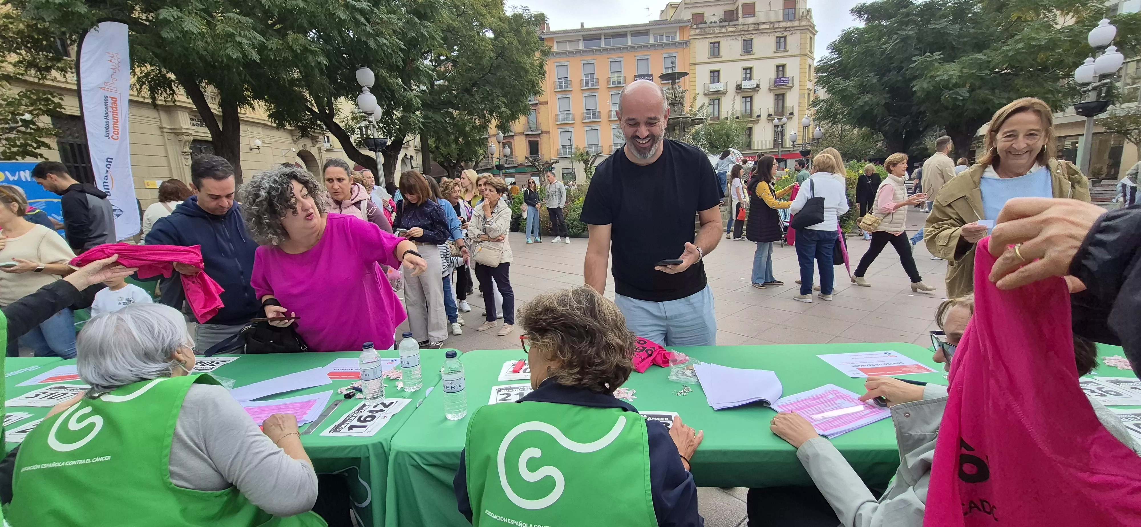 Retirada de camisetas para la carrera Huesca contra el cáncer 2026. Foto Myriam Martínez