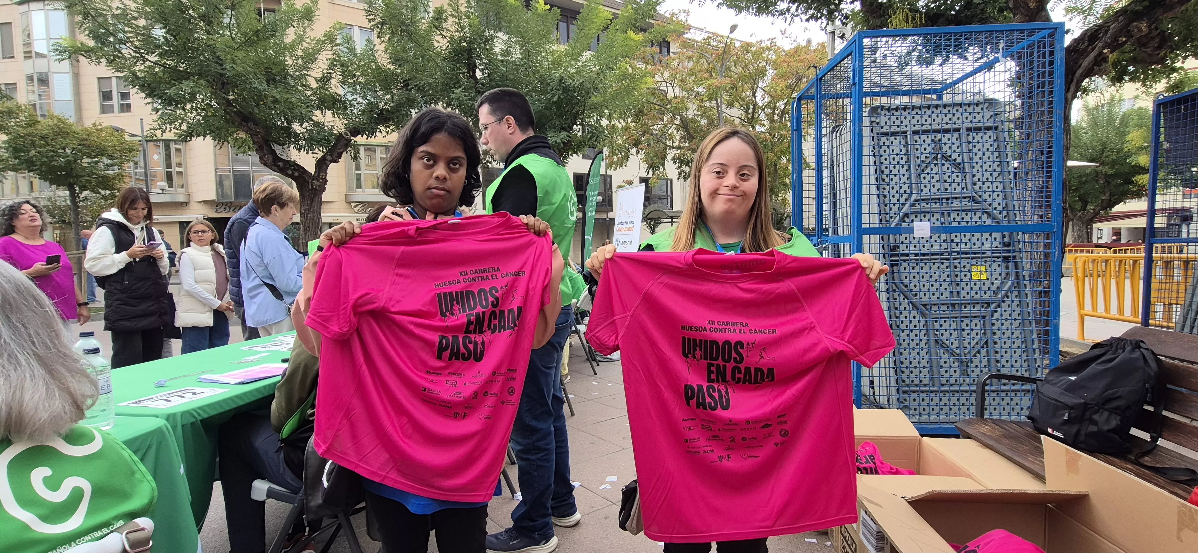 Retirada de camisetas para la carrera Huesca contra el cáncer 2026. Foto Myriam Martínez